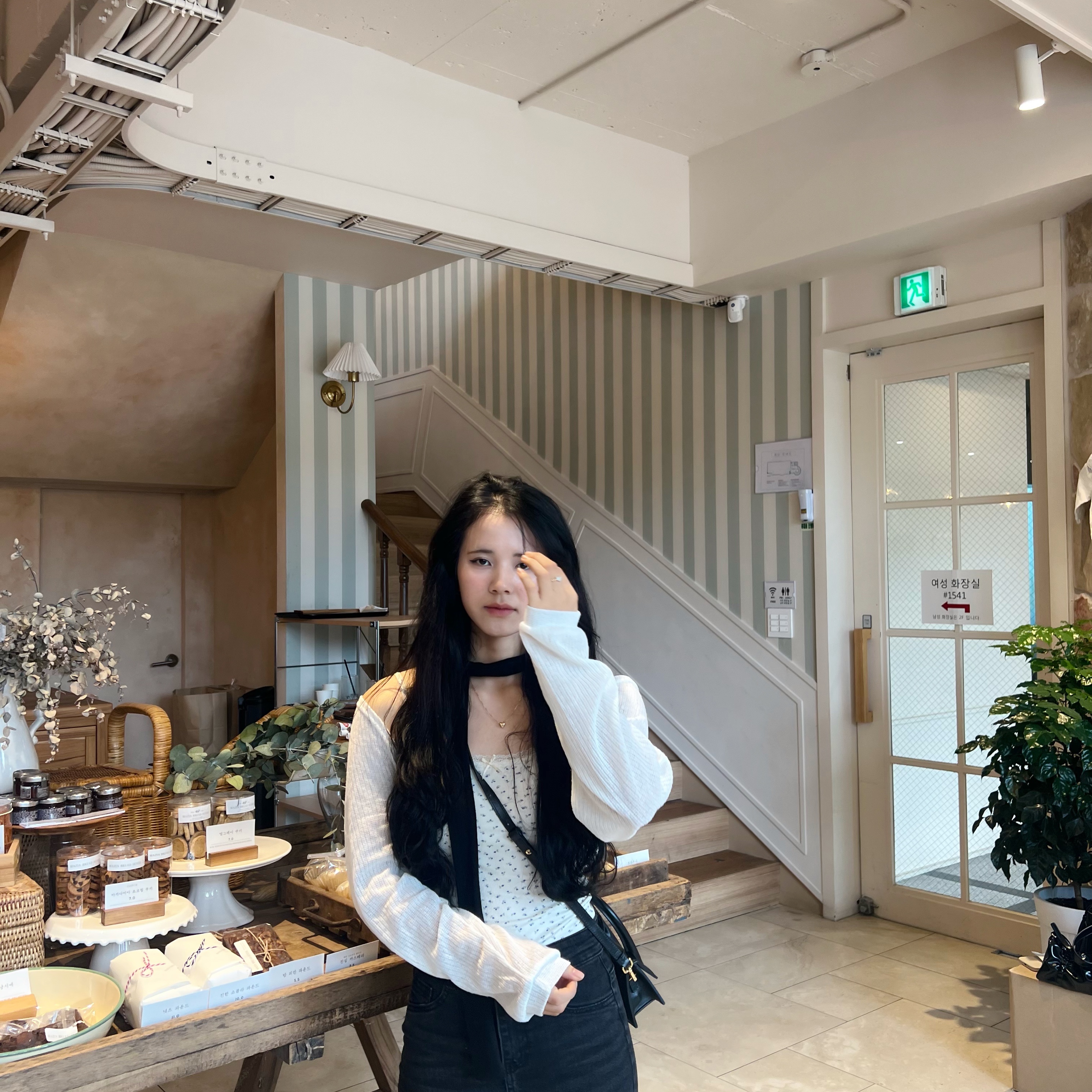 Jacquemus Le Chiquito Signature Leather Mini Handbag Black, Onitsuka Tiger Mexico 66 Silver Off White 착용 스타일 - 2