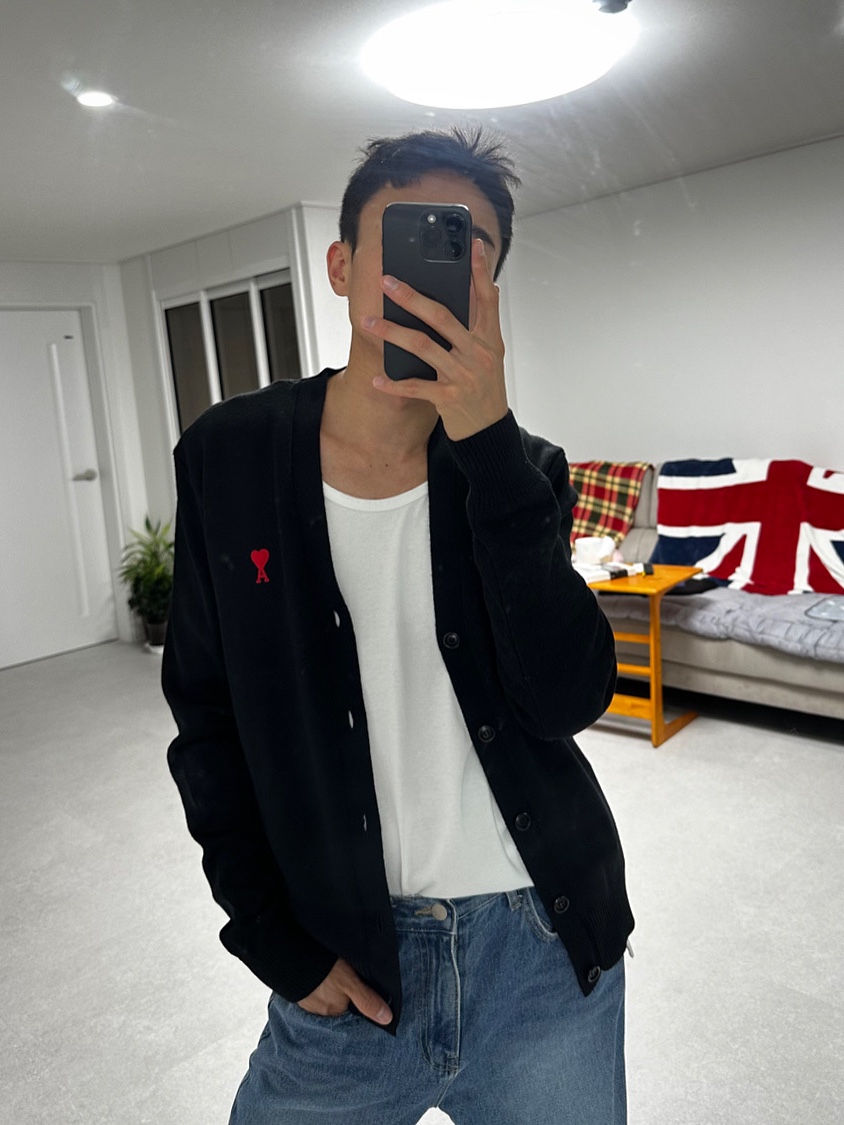 AMI de Coeur Wool Cardigan Black 착용 스타일