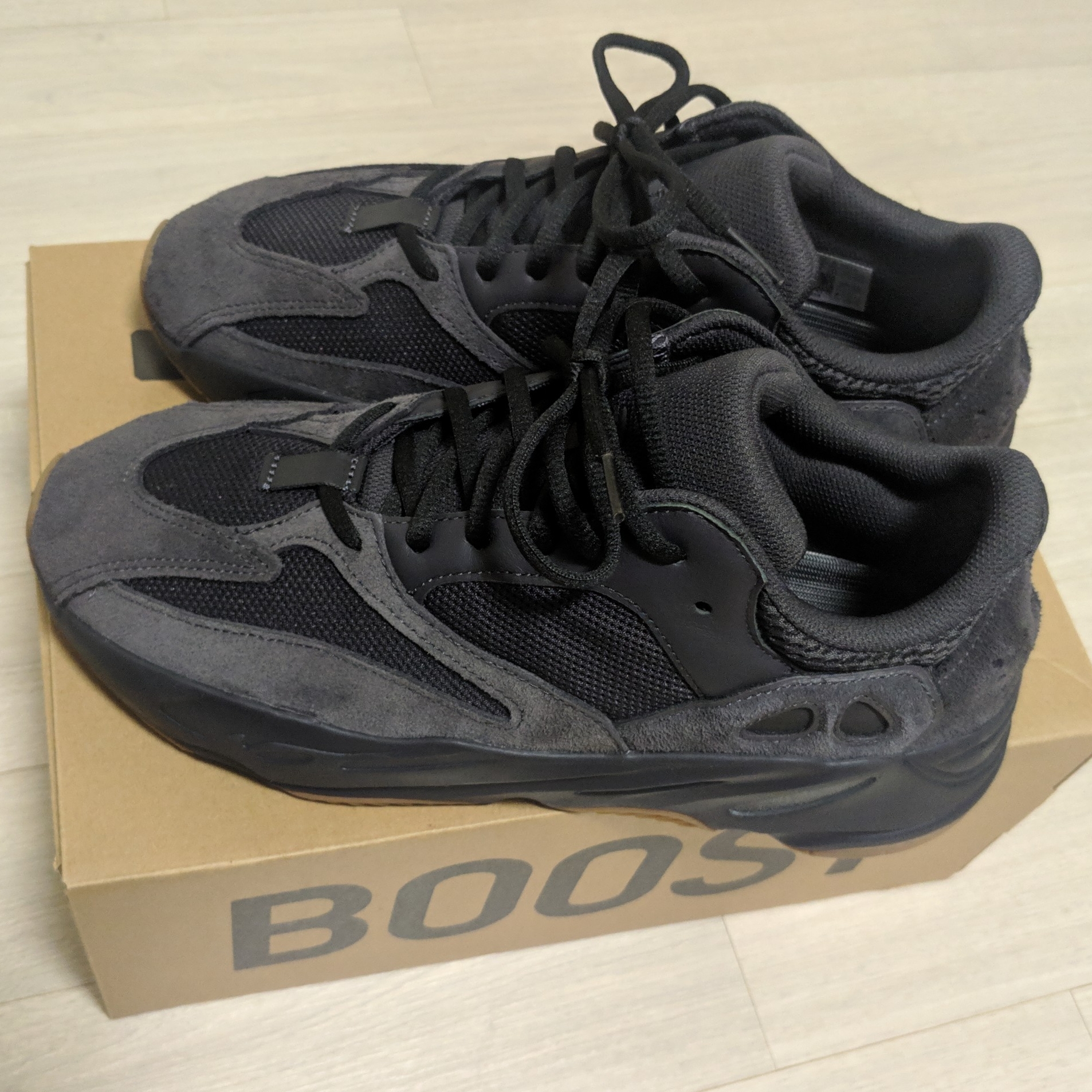 Adidas Yeezy Boost 700 Utility Black 2023 착용 스타일