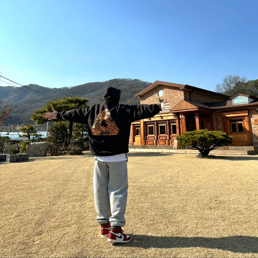 Palace Korea Hoodie Black - 24SS, Nike x Stussy NRG Fleece Pants Dark Grey Heather (DO9340-063) 착용 스타일 - 2