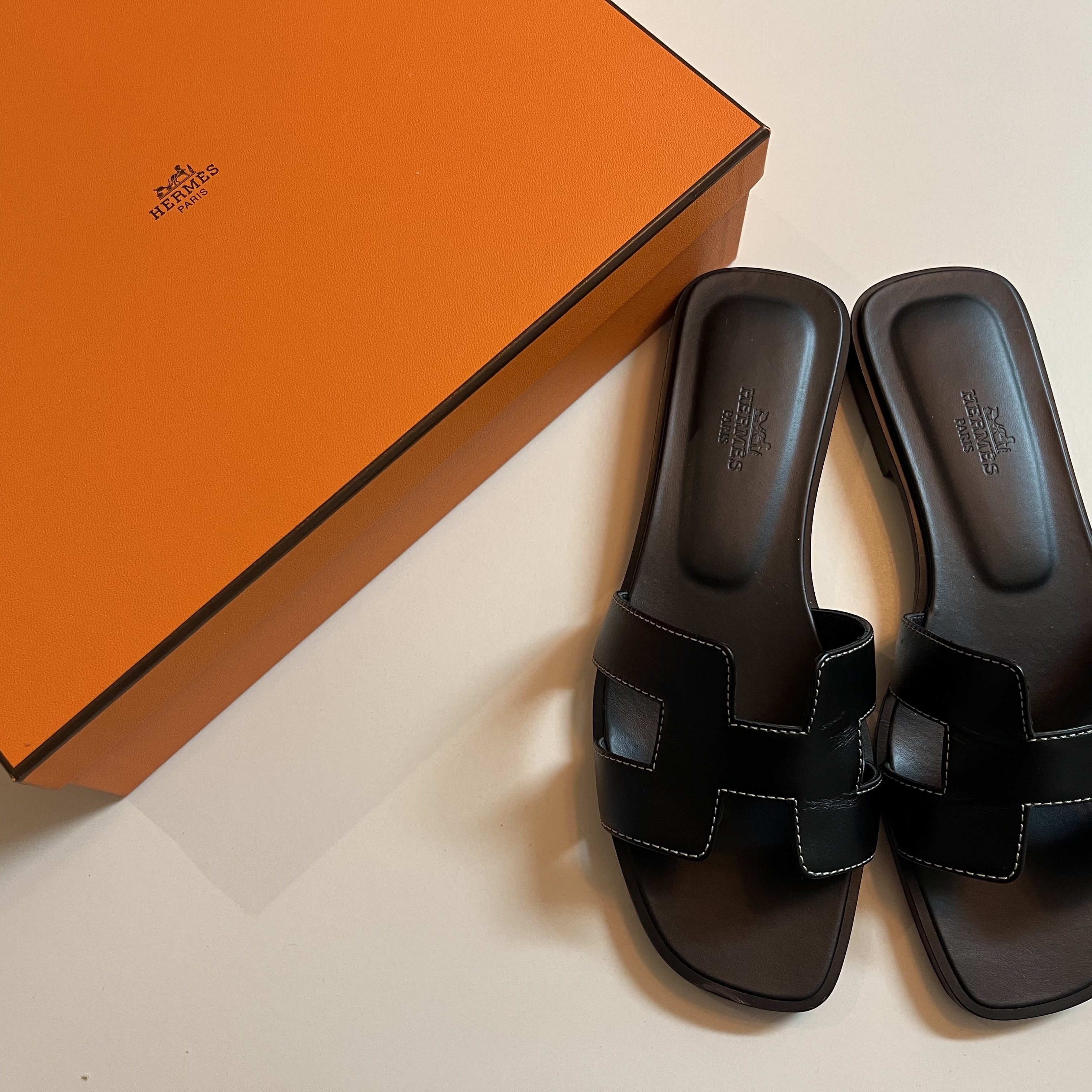 (W) Hermes Oran Sandal Calfskin & Noir Piqures Ecrues 착용 스타일