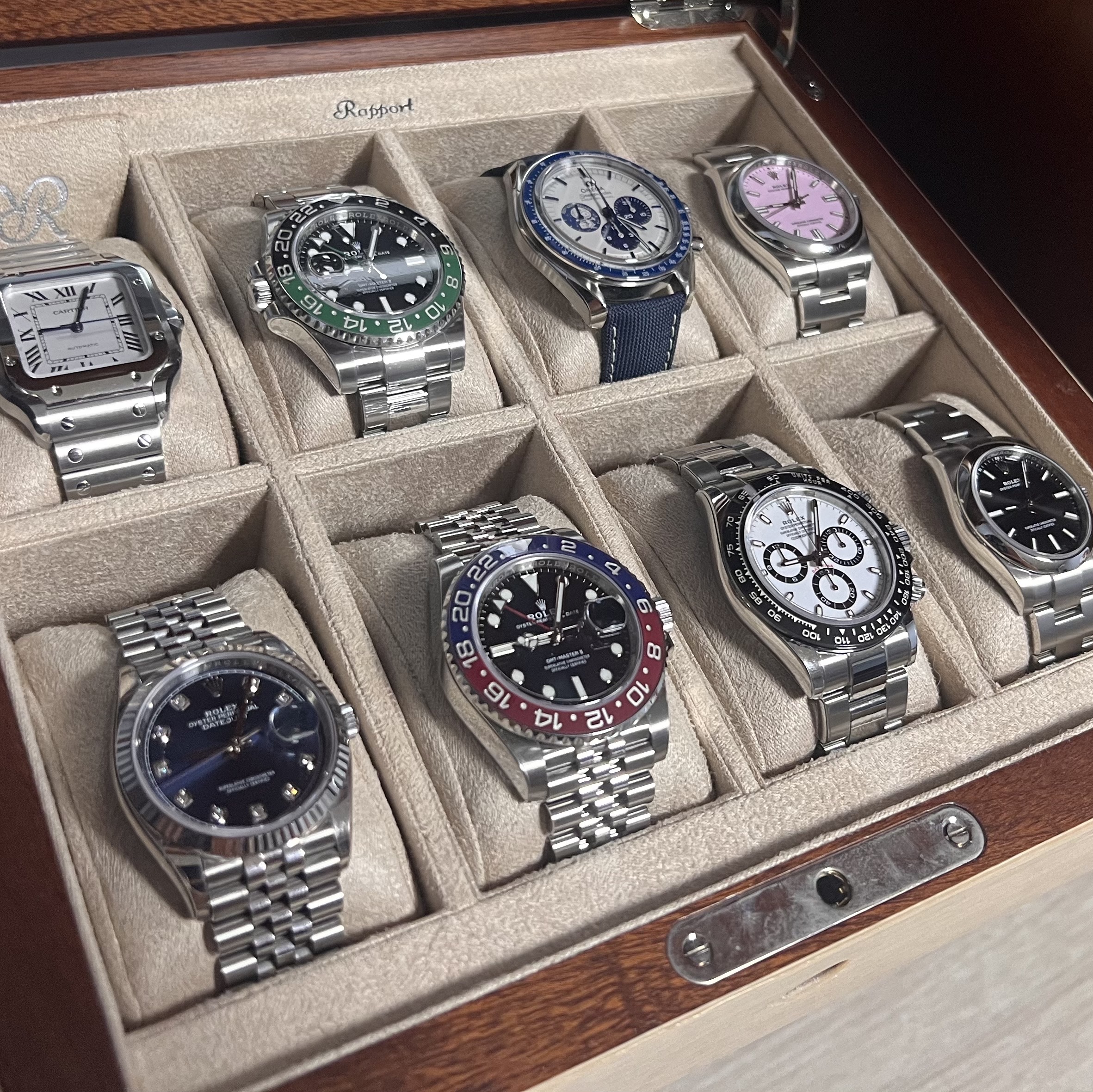 Cartier Santos Dumont Watch Small Quartz Steel Alligator Leather Navy Blue, Rolex GMT-Master II 40mm 126720VTNR Black Oyster 착용 스타일