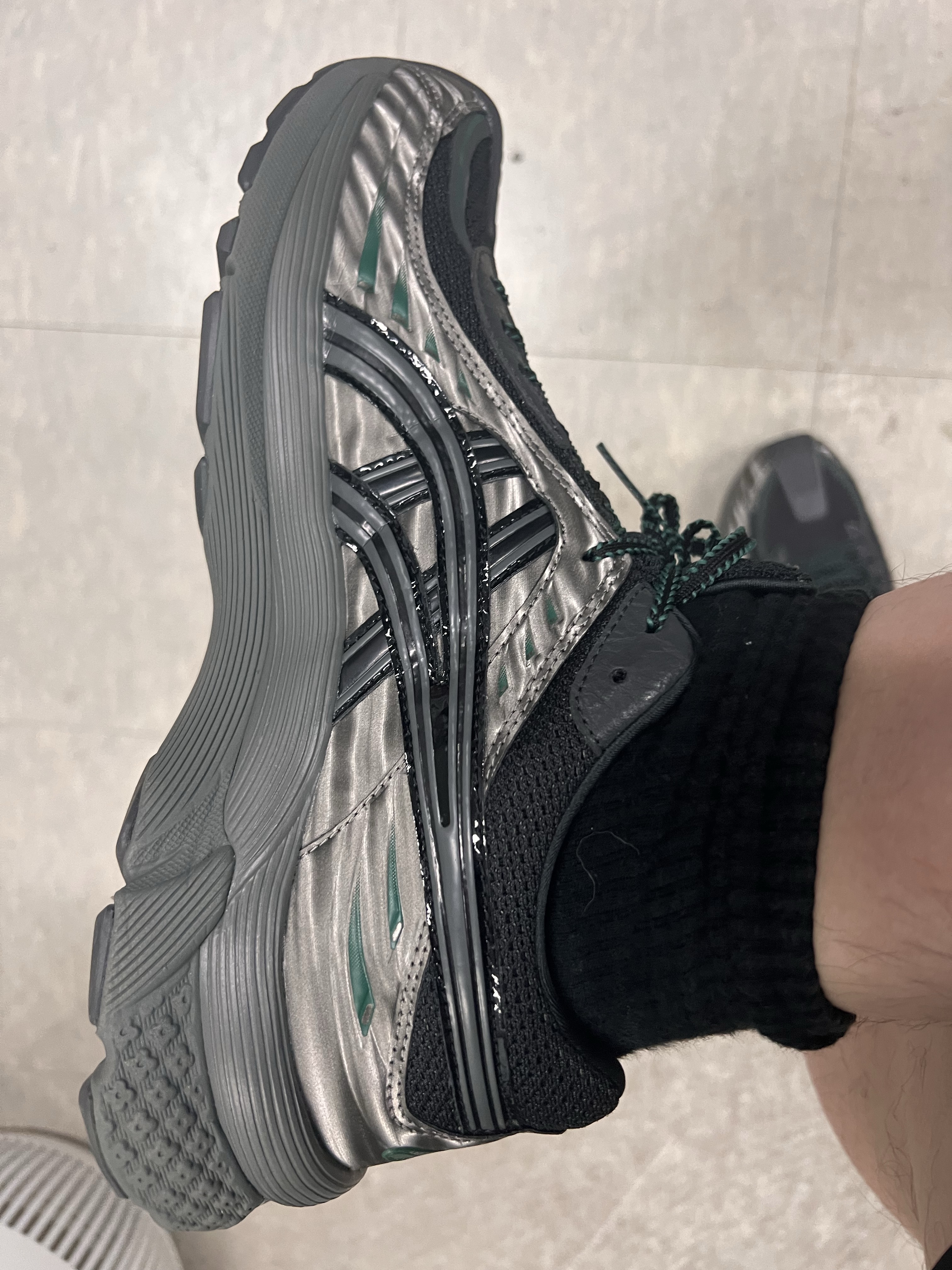 (W) Asics x Kiko Kostadinov Gel-Flammae Grey Black 착용 스타일 - 1