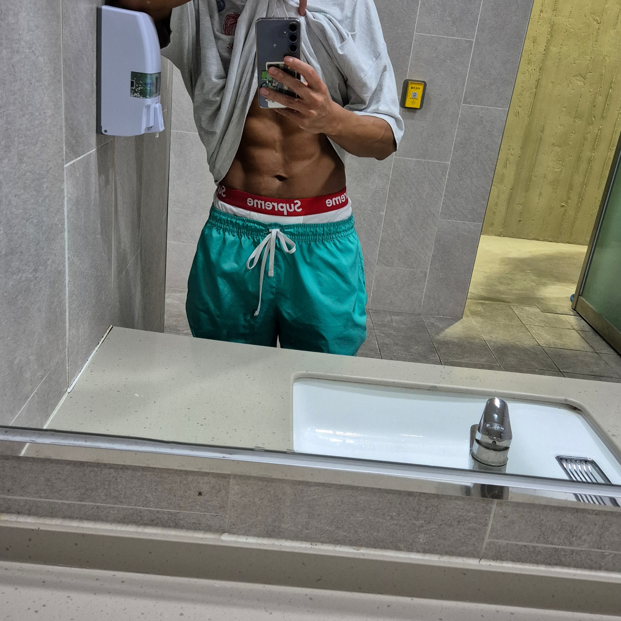 Supreme Hanes Boxer Briefs White (4 Pack) 착용 스타일 - 2