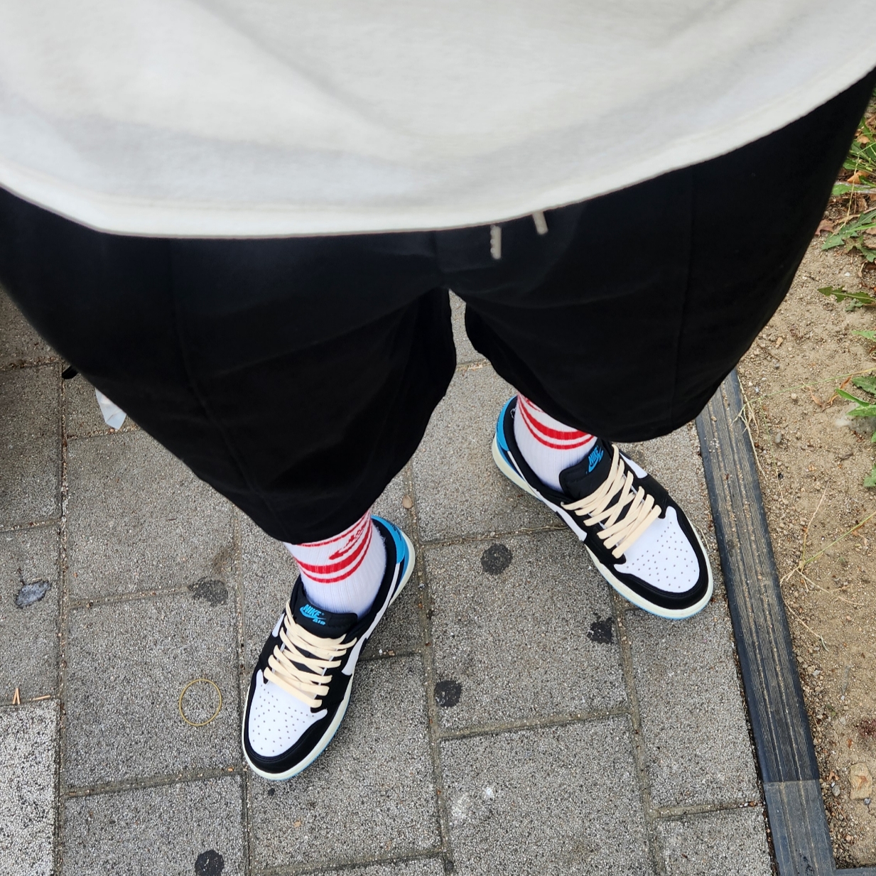 Jordan 1 Retro Low OG Black and Dark Powder Blue 착용 스타일