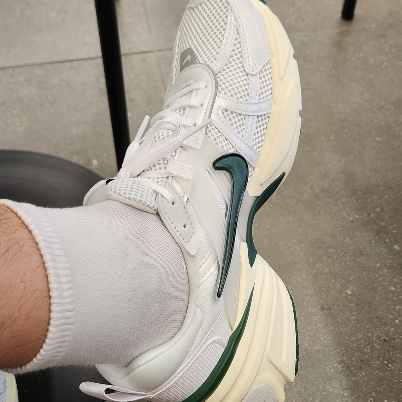 Nike V2K Run White Fir 착용 스타일