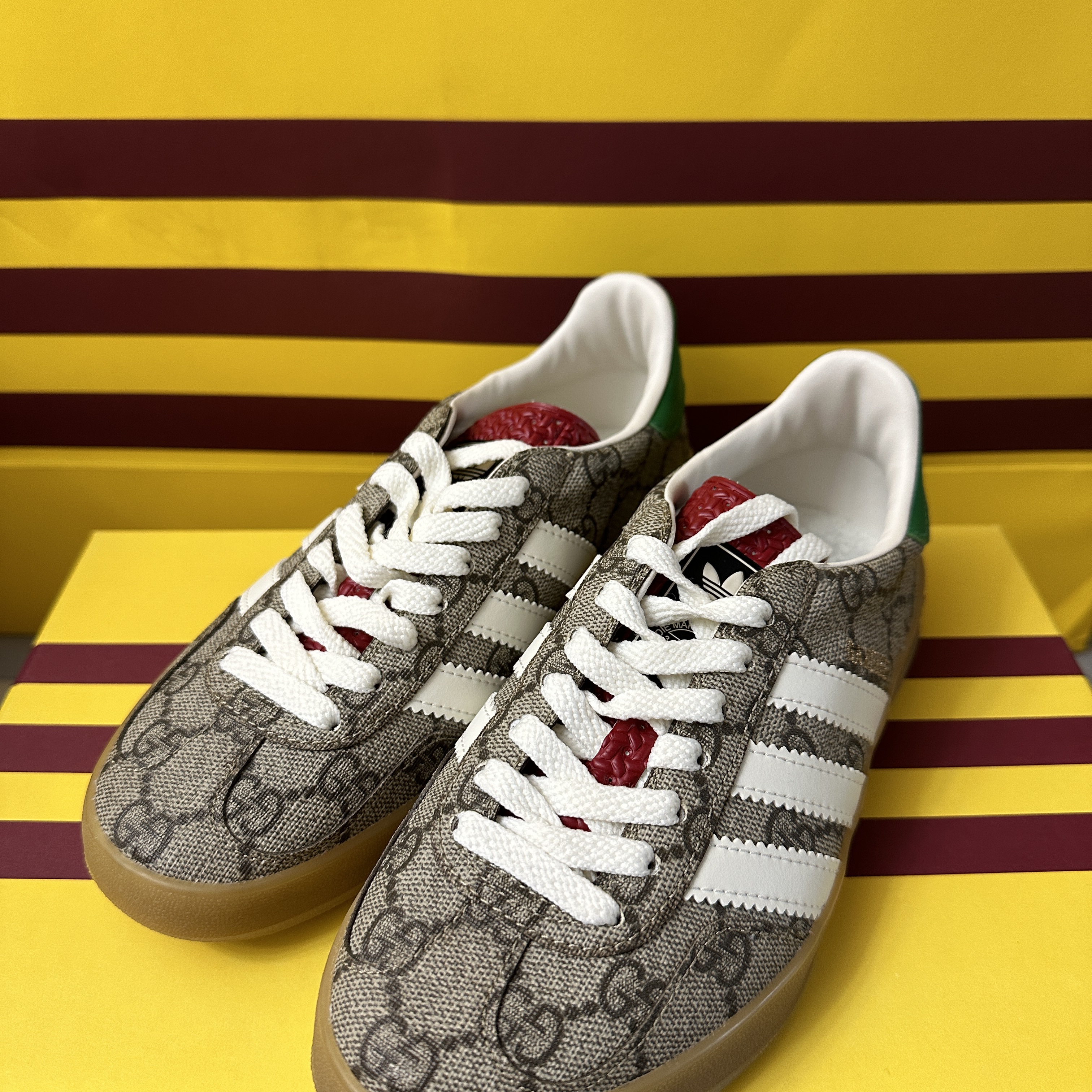 (W) Gucci x Adidas Gazelle Sneakers Beige Ebony GG Supreme Canvas 착용 스타일
