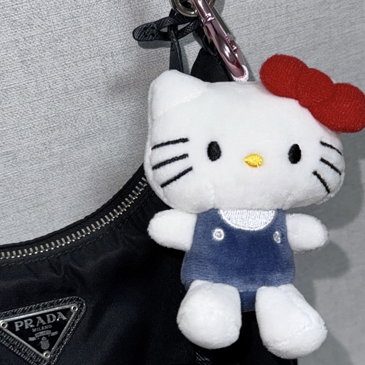Sanrio Hello Kitty Mini Mascot Holder, Prada Re-Edition 2005 Re-Nylon Shoulder Bag Black 착용 스타일