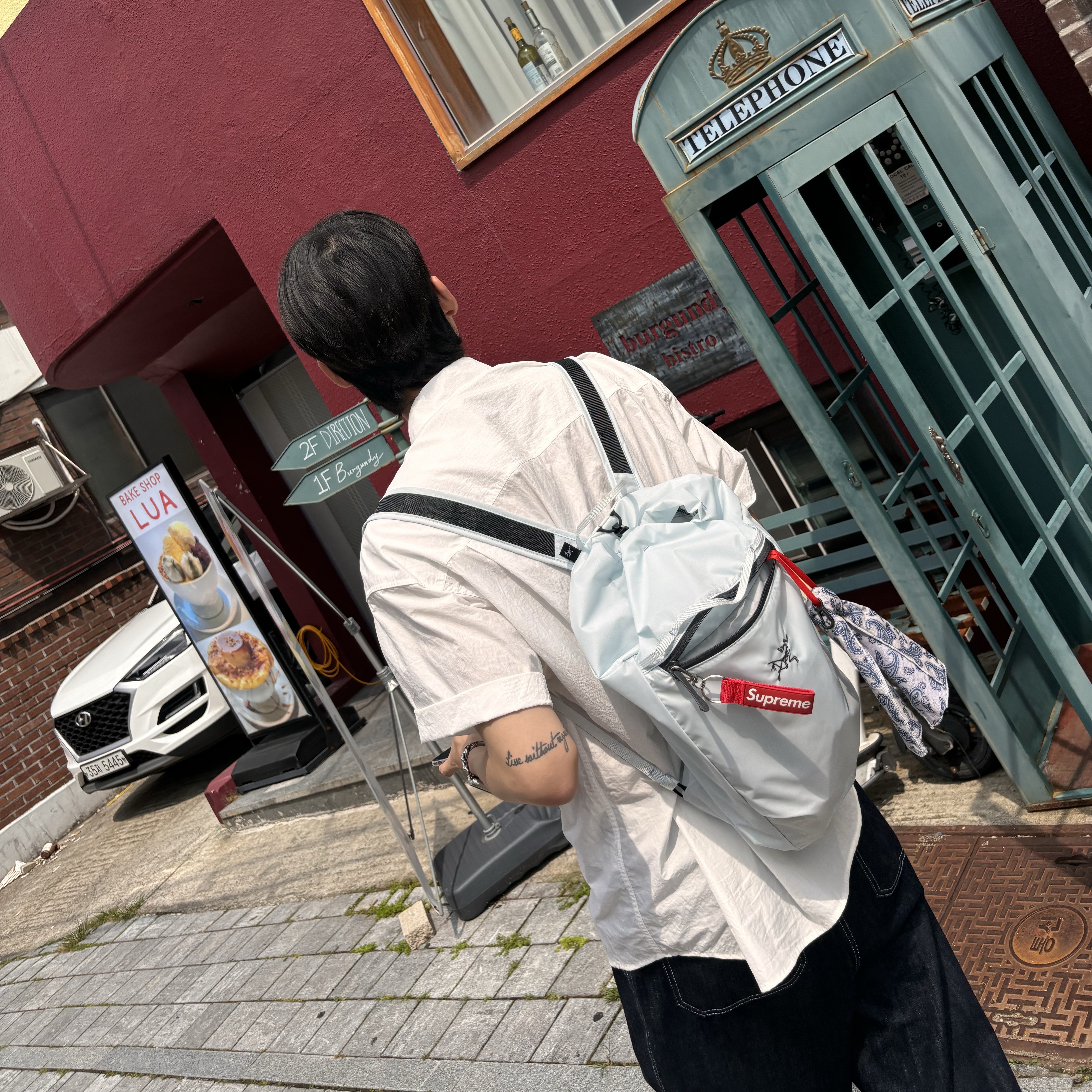 Arc'teryx Heliad 10 Backpack Daybreak Graphite, Supreme Webbing Keychain Red - 23SS 착용 스타일 - 1