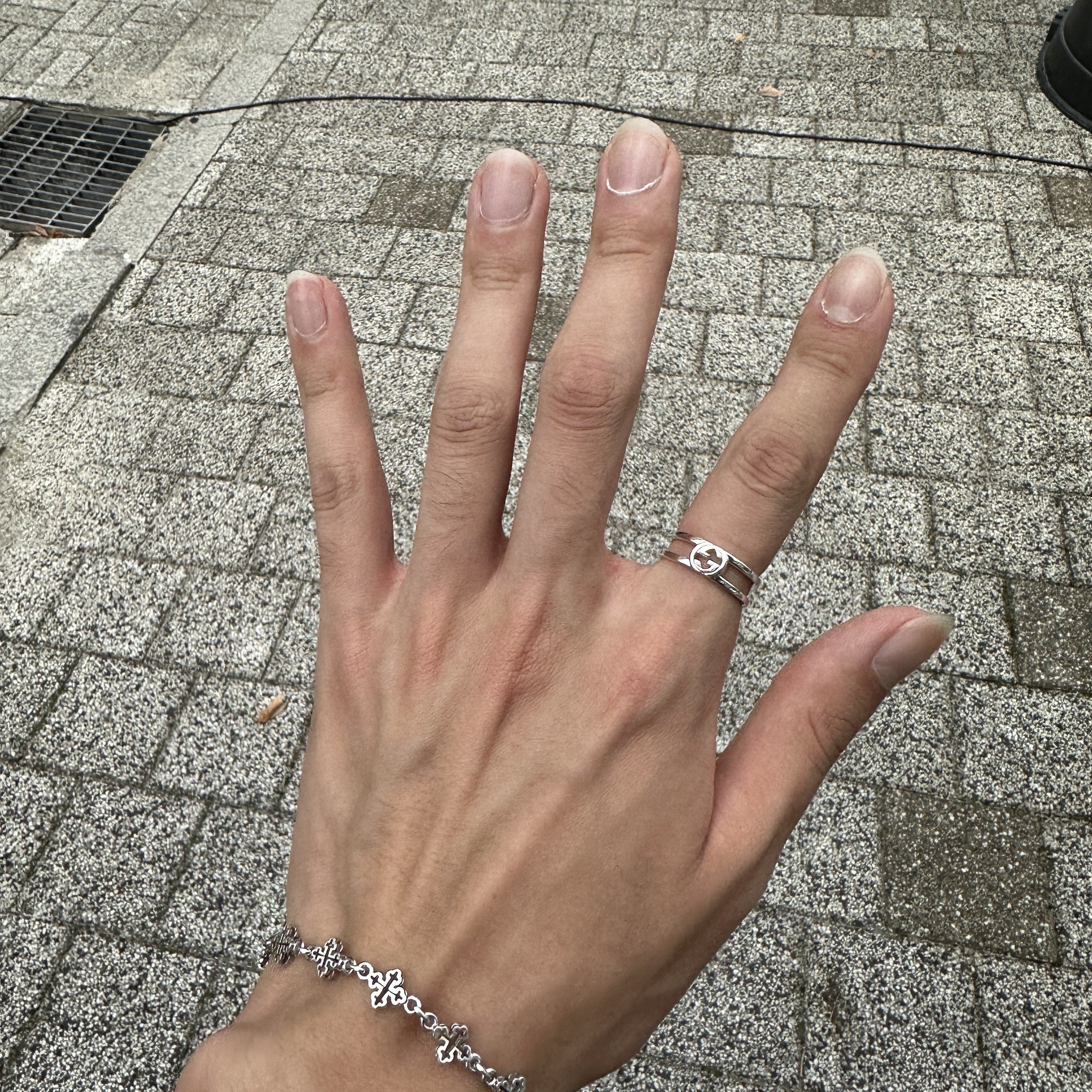 Gucci Interlocking G Thin Open Band Silver 착용 스타일 - 2