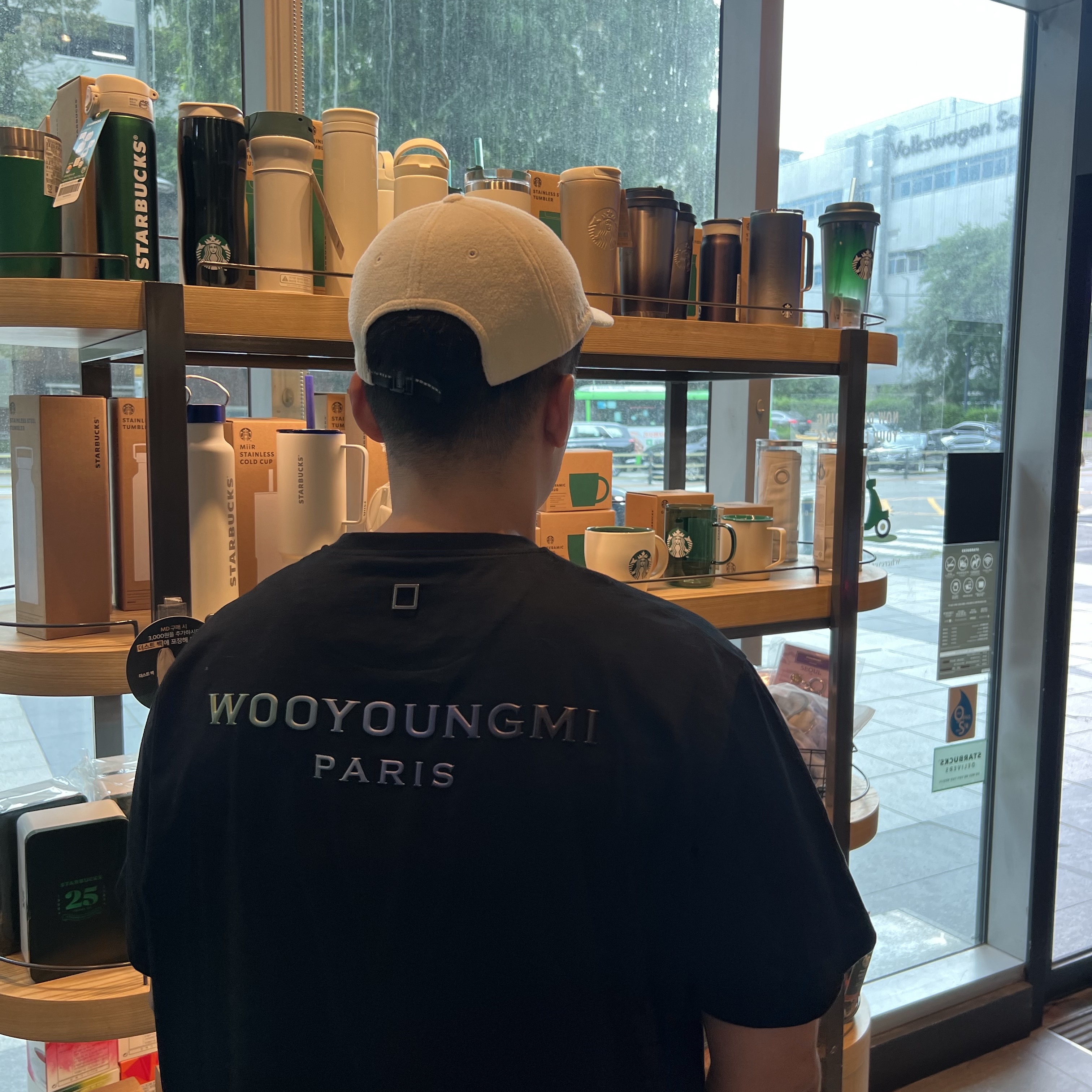 Wooyoungmi Gradation Embossed Back Logo T-Shirt Black - 24SS 착용 스타일
