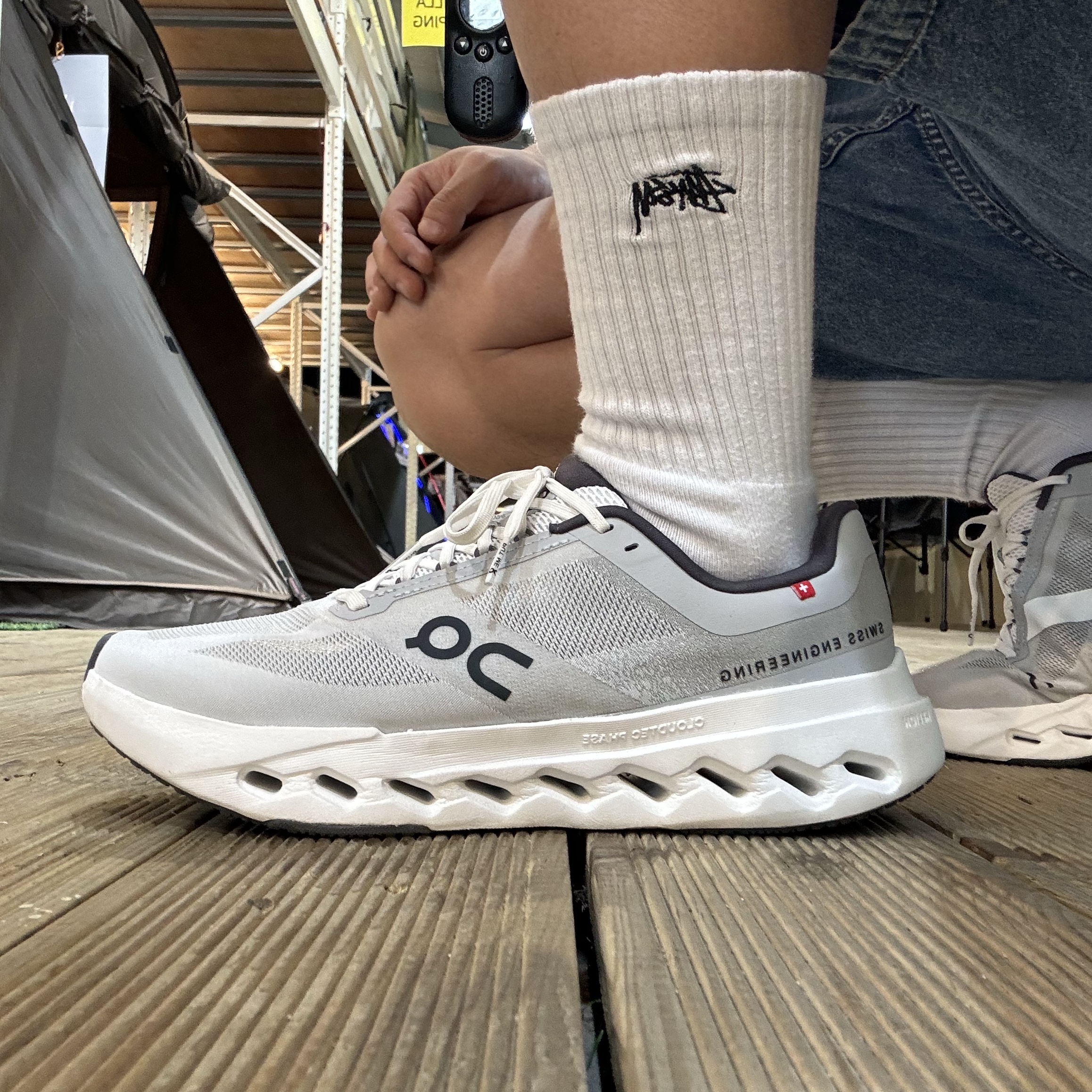 On Running Cloudsurfer Next White Flame, Stussy Small Stock Crew Socks White (3 Pack) 착용 스타일
