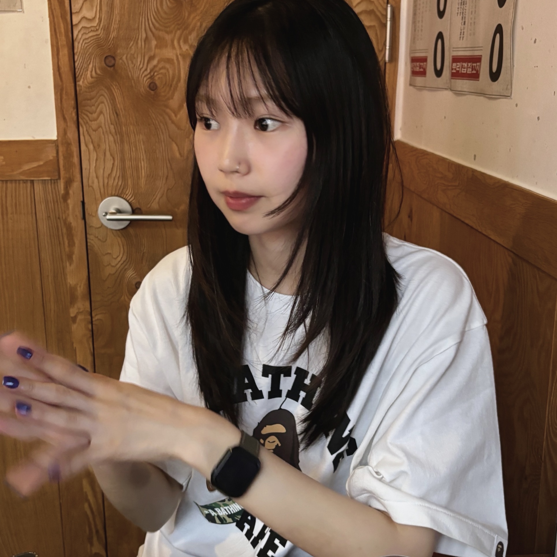 BAPE Japanese Wind Chimes College T-Shirt White, BAPE Japanese Wind Chimes College T-Shirt Black 착용 스타일 - 1