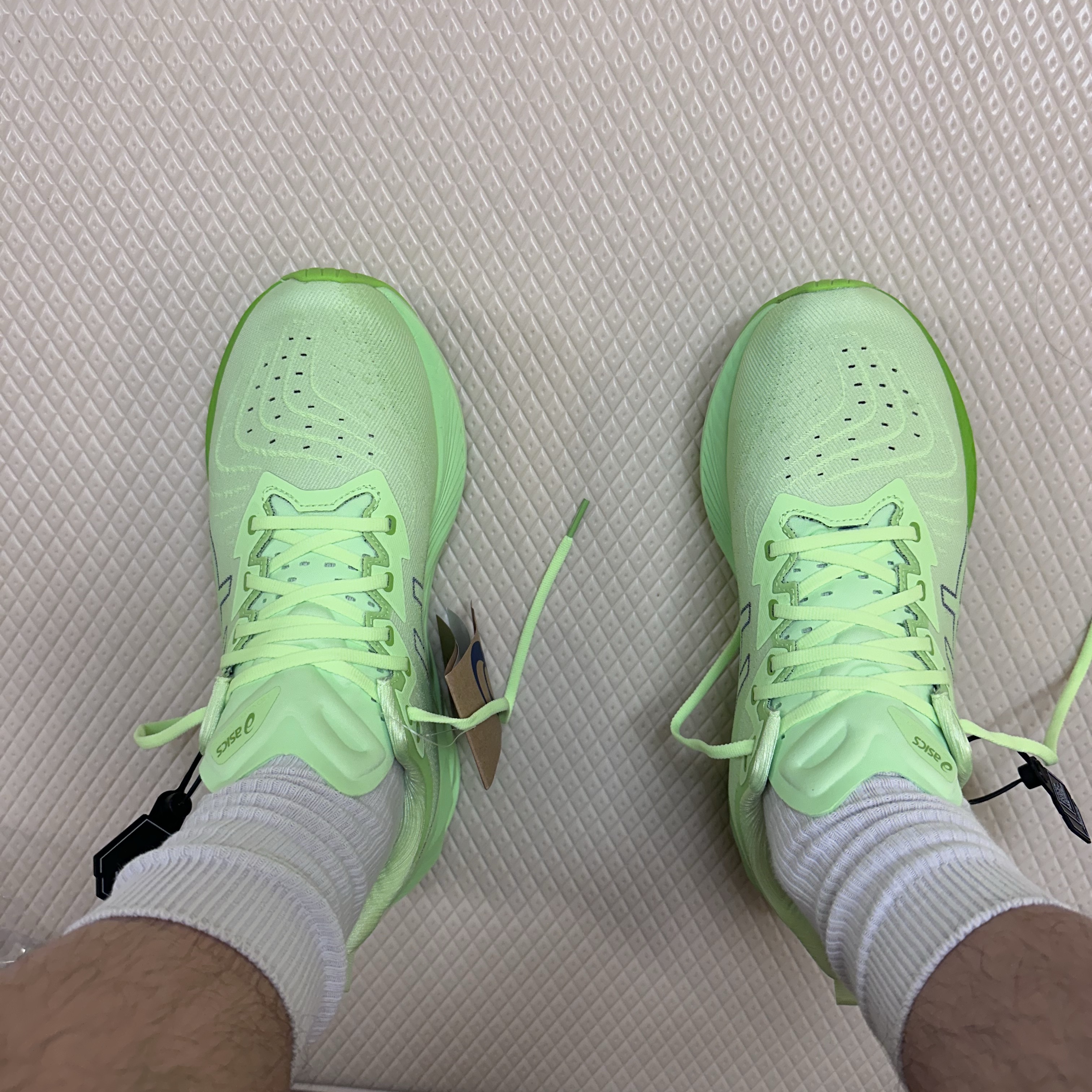 Asics Novablast 4 Illuminate Green Lime Burst - 2E Wide 착용 스타일 - 3