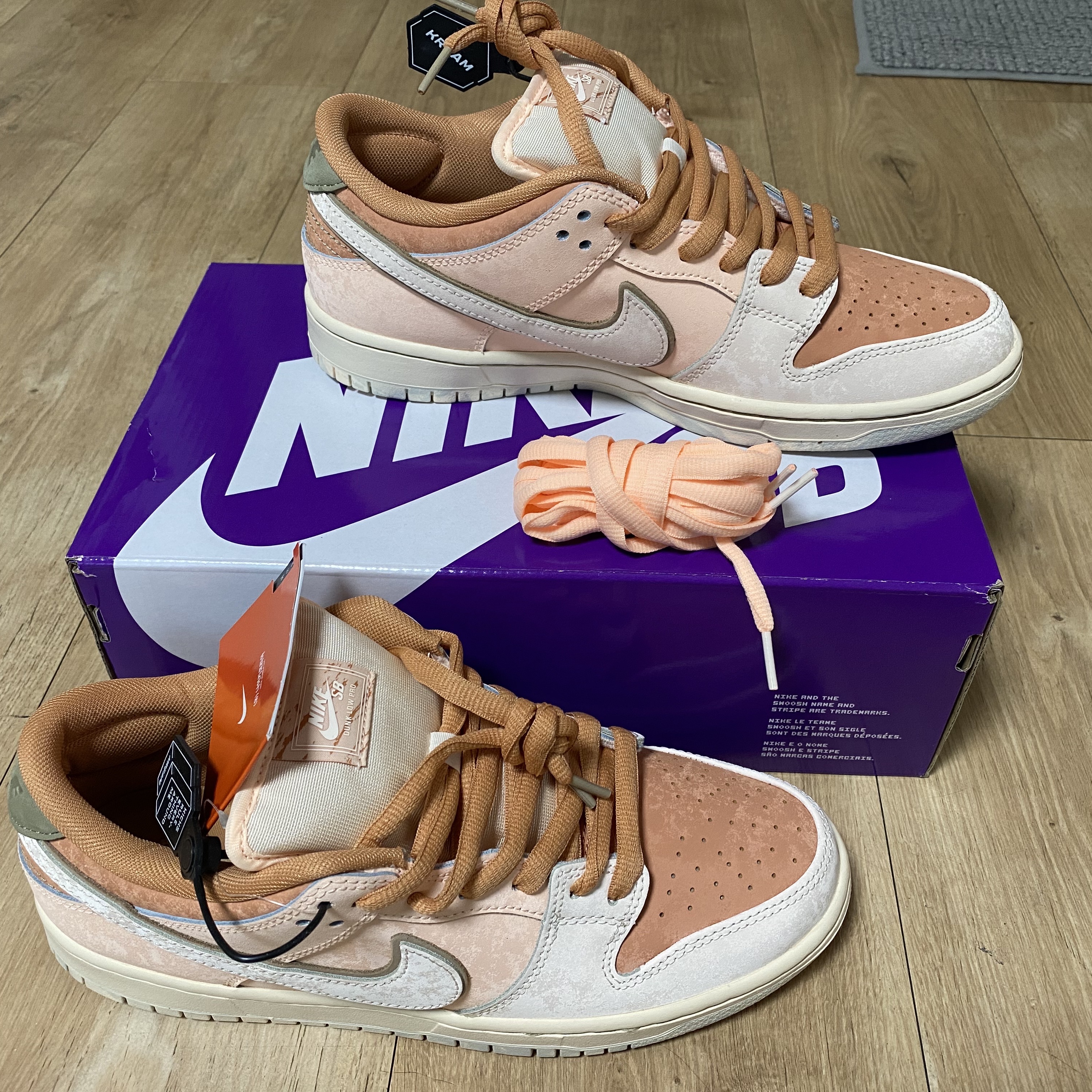Nike SB Dunk Low Pro Crimson Tint and Amber Brown 착용 스타일