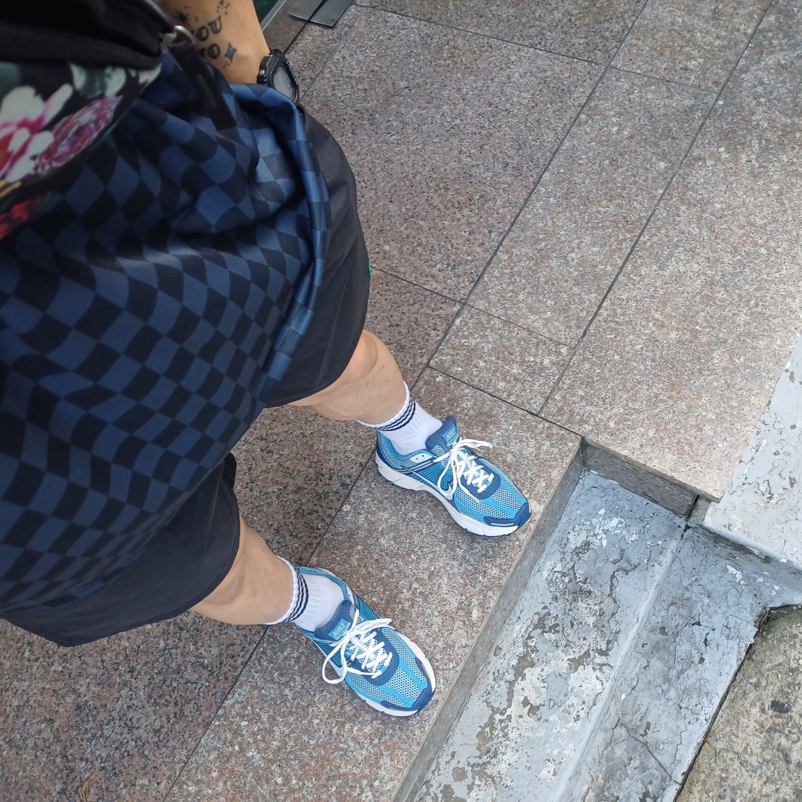 Nike Zoom Vomero 5 Mystic Navy and Worn Blue 착용 스타일 - 2