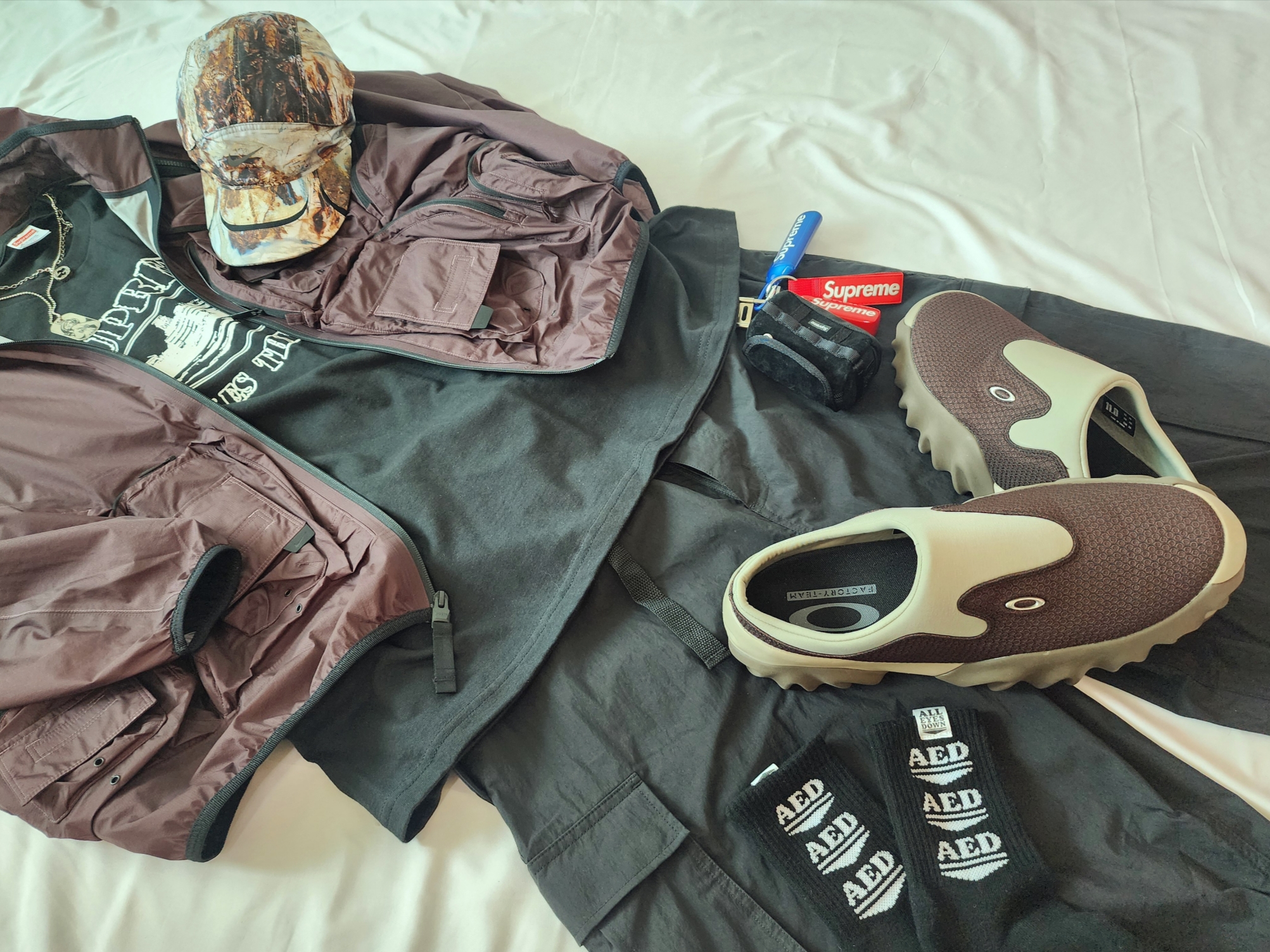 Nike x Drake Nocta NRG LR Track Jacket Dark Wine (DR2618-646), Oakley Factory Team x Brain Dead Ostrich Chop Saw Mule Maroon Espresso 착용 스타일 - 2