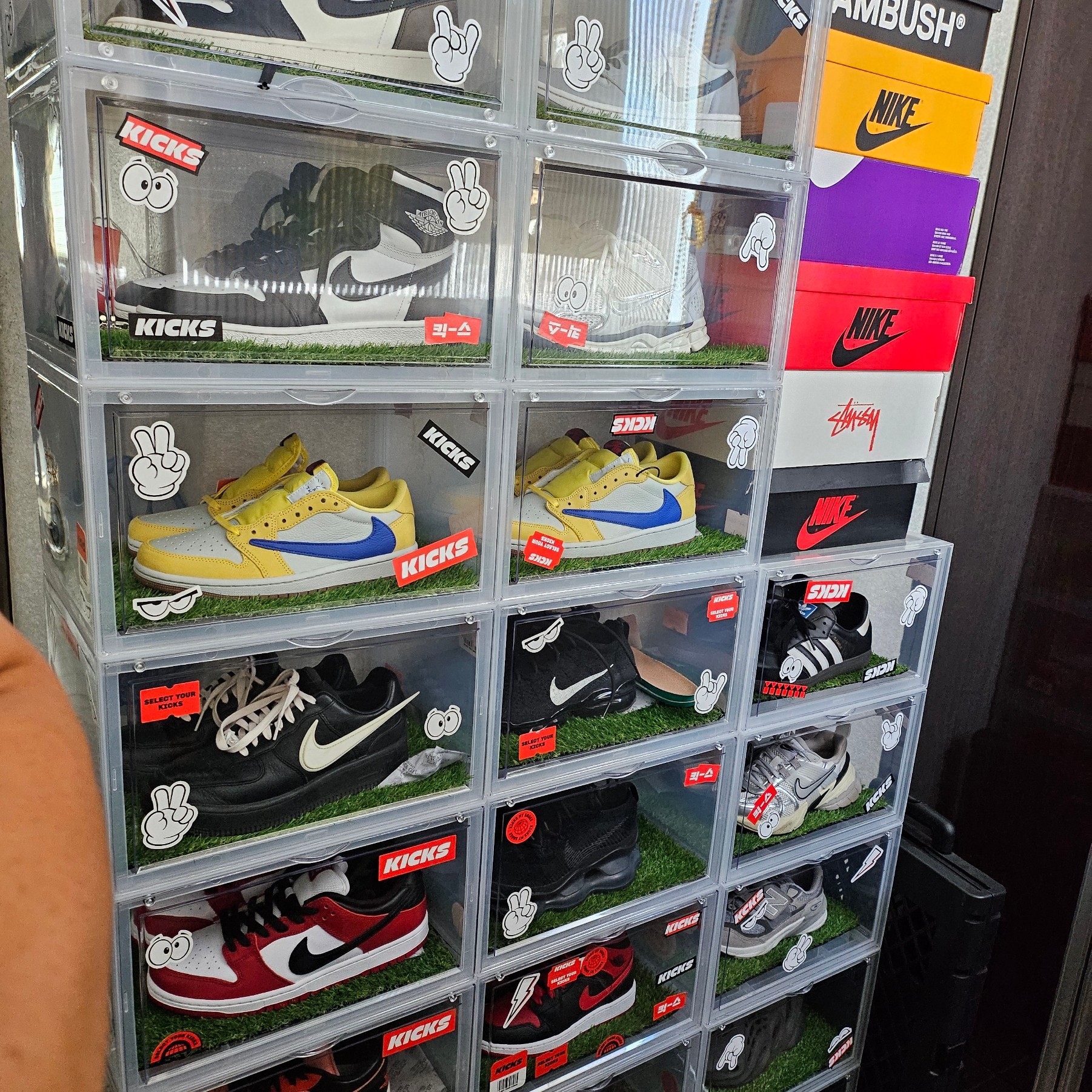 (W) Jordan 1 x Travis Scott Retro Low OG SP Canary, (W) Nike Zoom Vomero 5 Photon Dust and Metallic Silver 착용 스타일 - 2