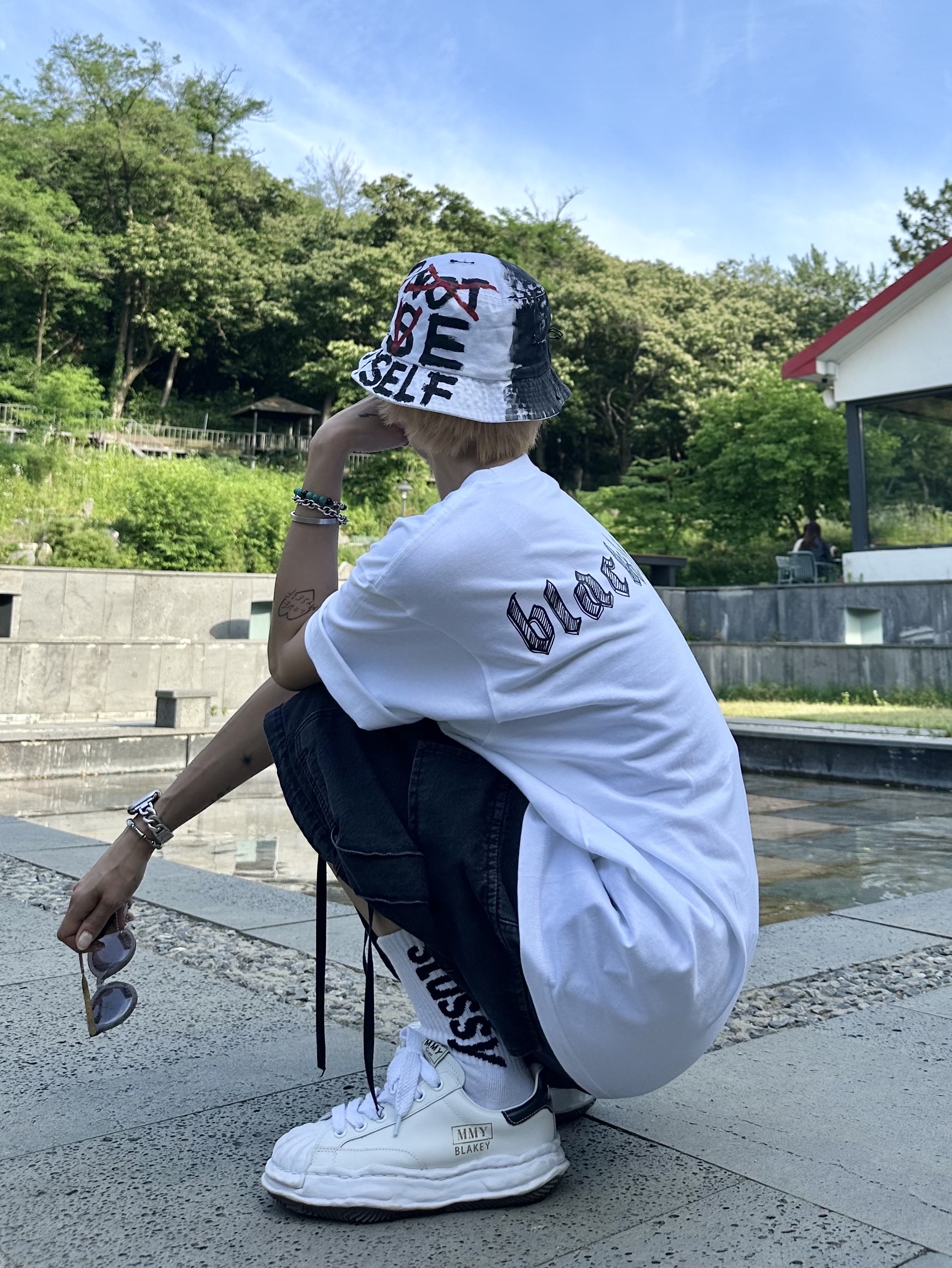 Maison Mihara Yasuhiro Blakey OG Sole Leather Low-top Sneakers White, Stussy Helvetica Crew Socks White Black 착용 스타일 - 3