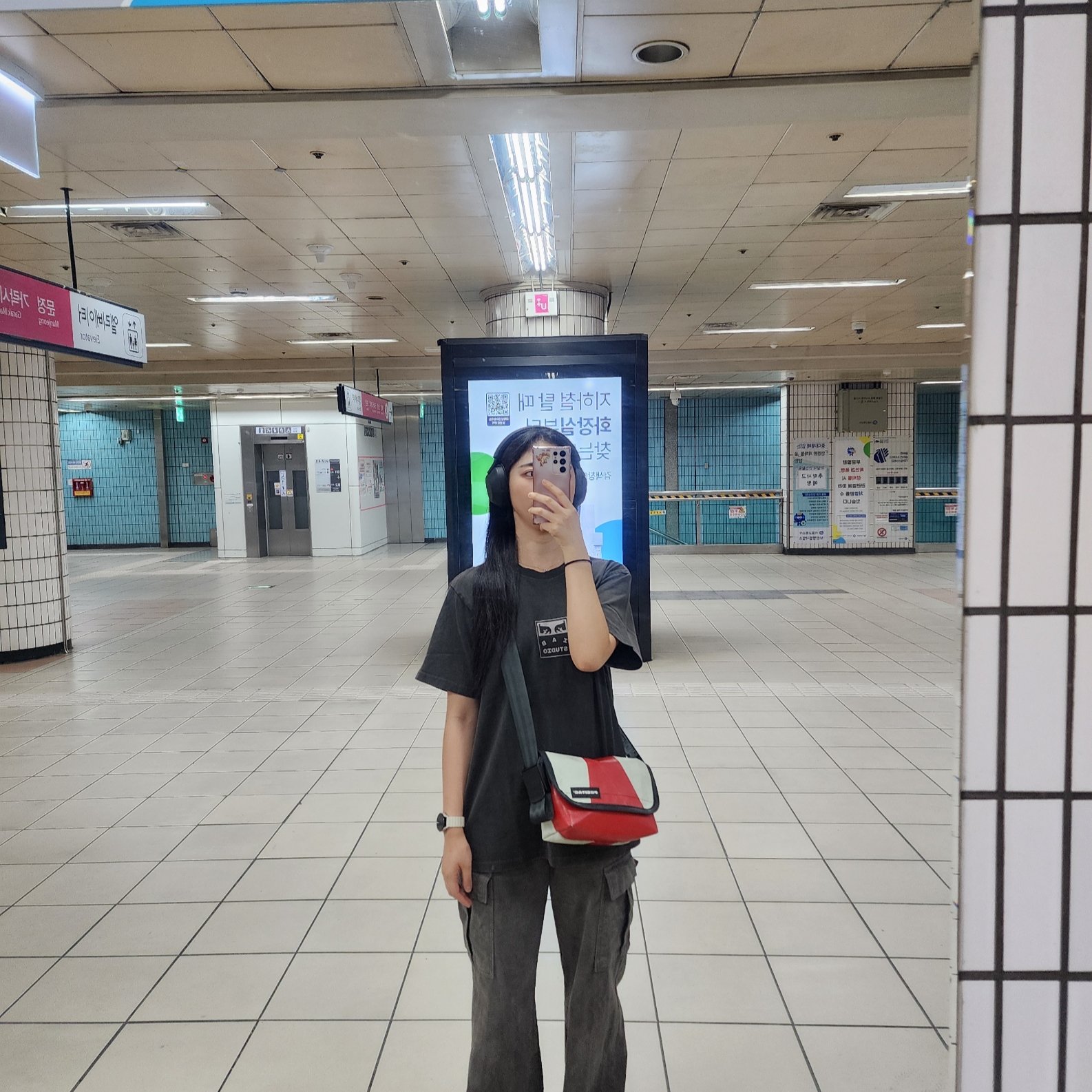 IAB Studio x Obey Icon Heavyweight Box T-Shirt Digital Black 착용 스타일 - 1