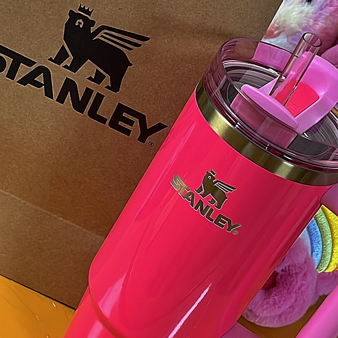 Stanley The Quencher H2.0 FlowState Tumbler 887ml Camelia 착용 스타일