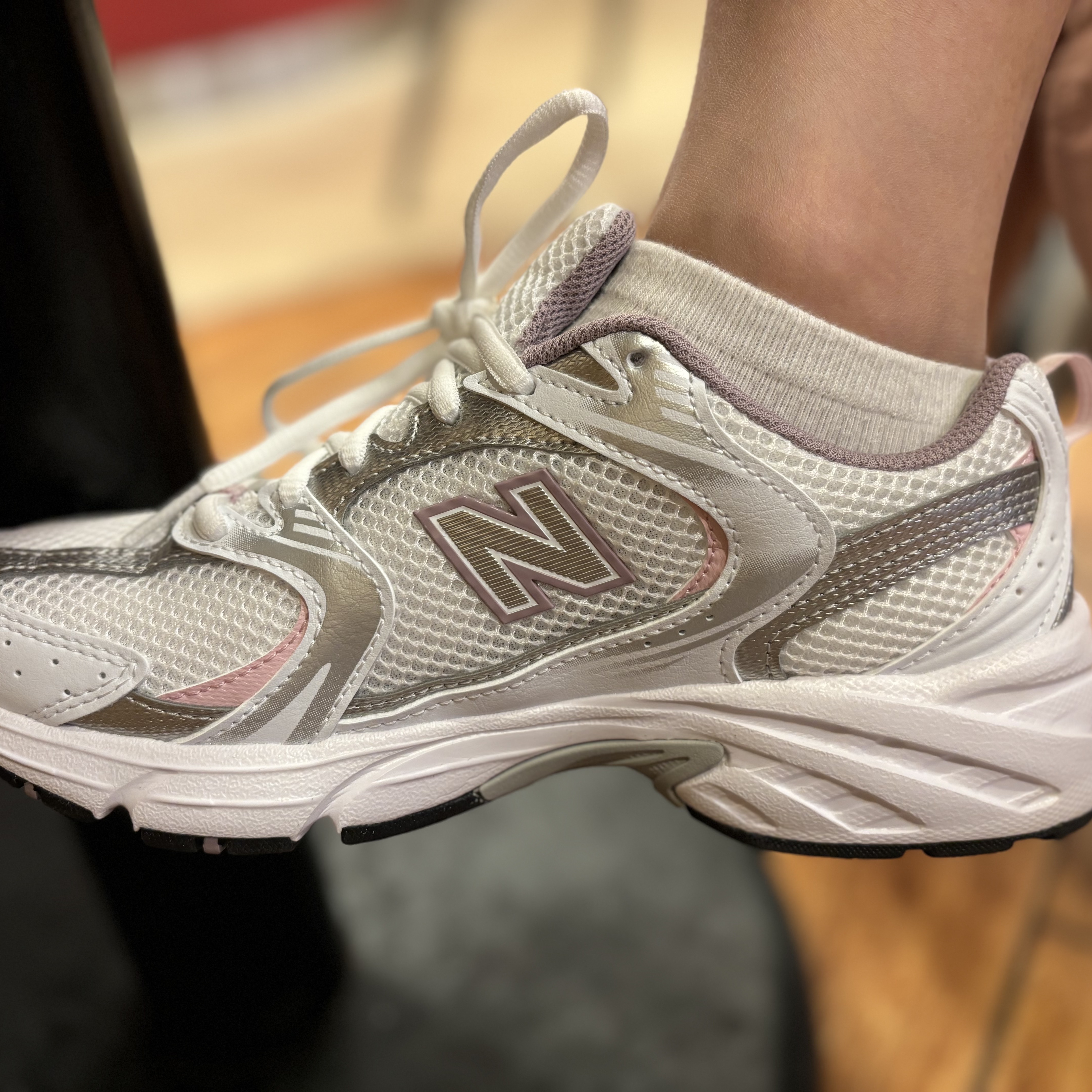 New Balance 530 White Silver Pink 착용 스타일 - 1