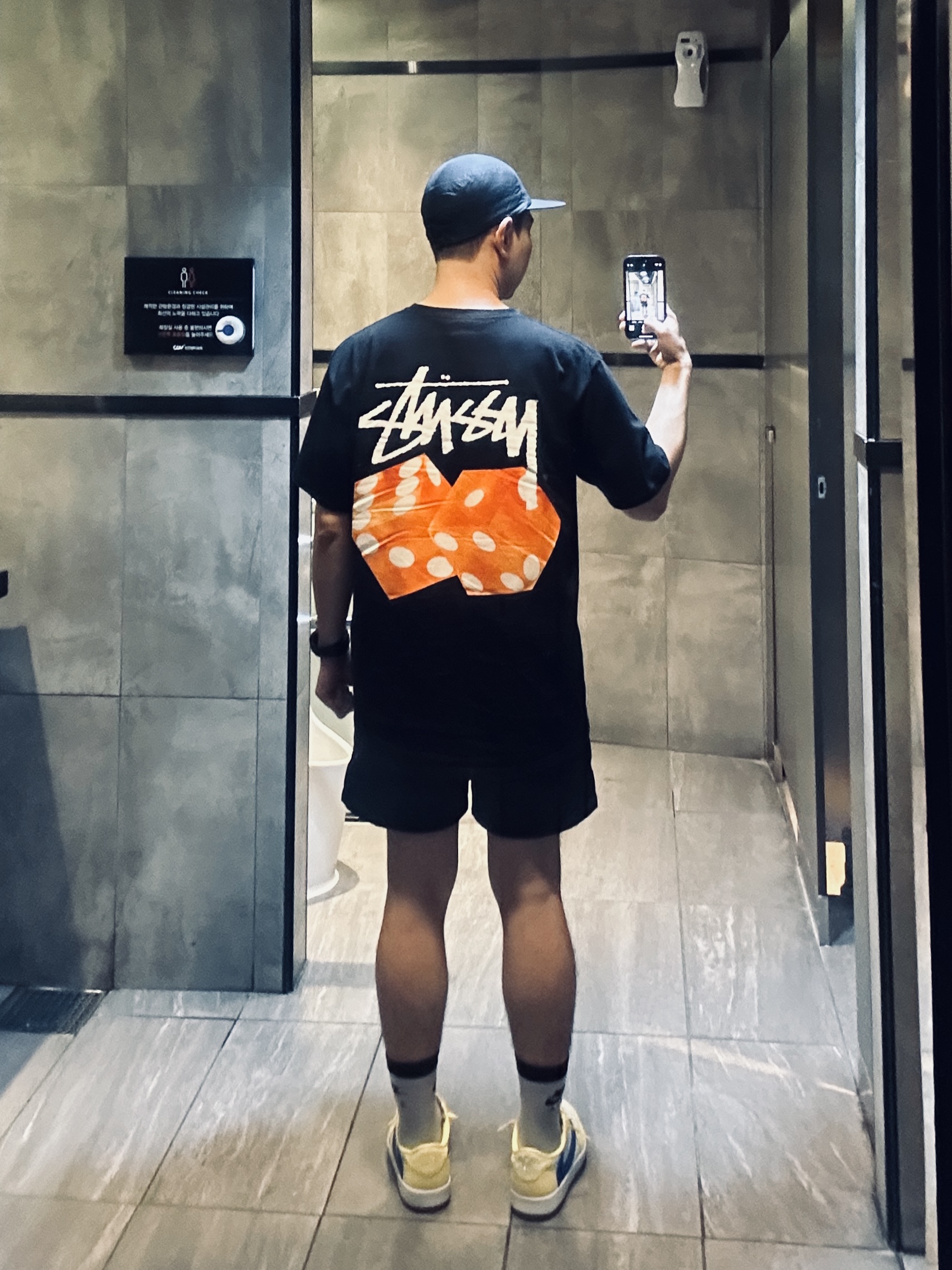 (W) Jordan 1 x Travis Scott Retro Low OG SP Canary, Arc'teryx Norvan Regular Brim Hat Black 착용 스타일