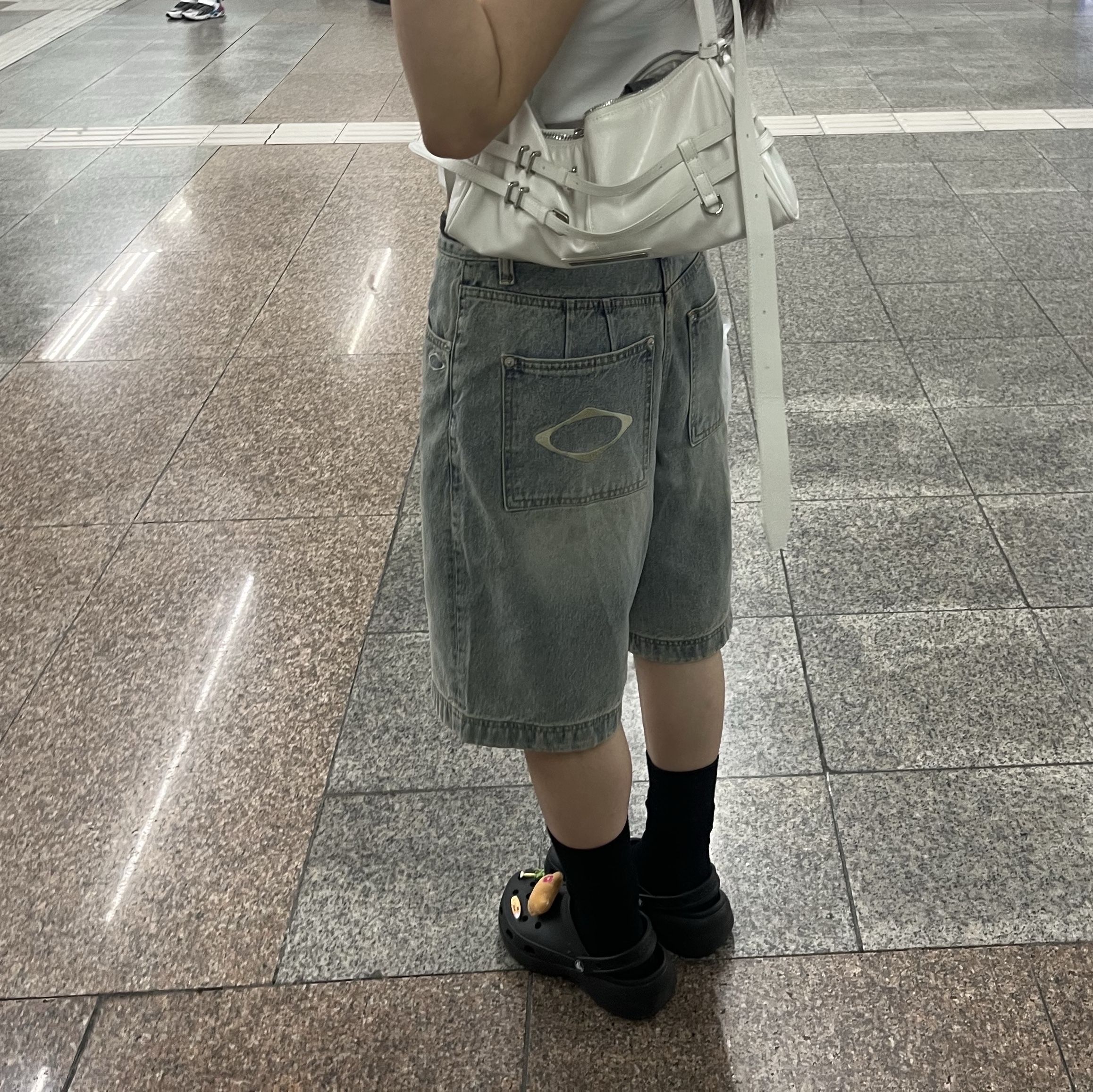 (W) Mischief Denim Bermuda Pants Light Blue, (W) Crocs Classic Platform Clog Black 착용 스타일 - 2