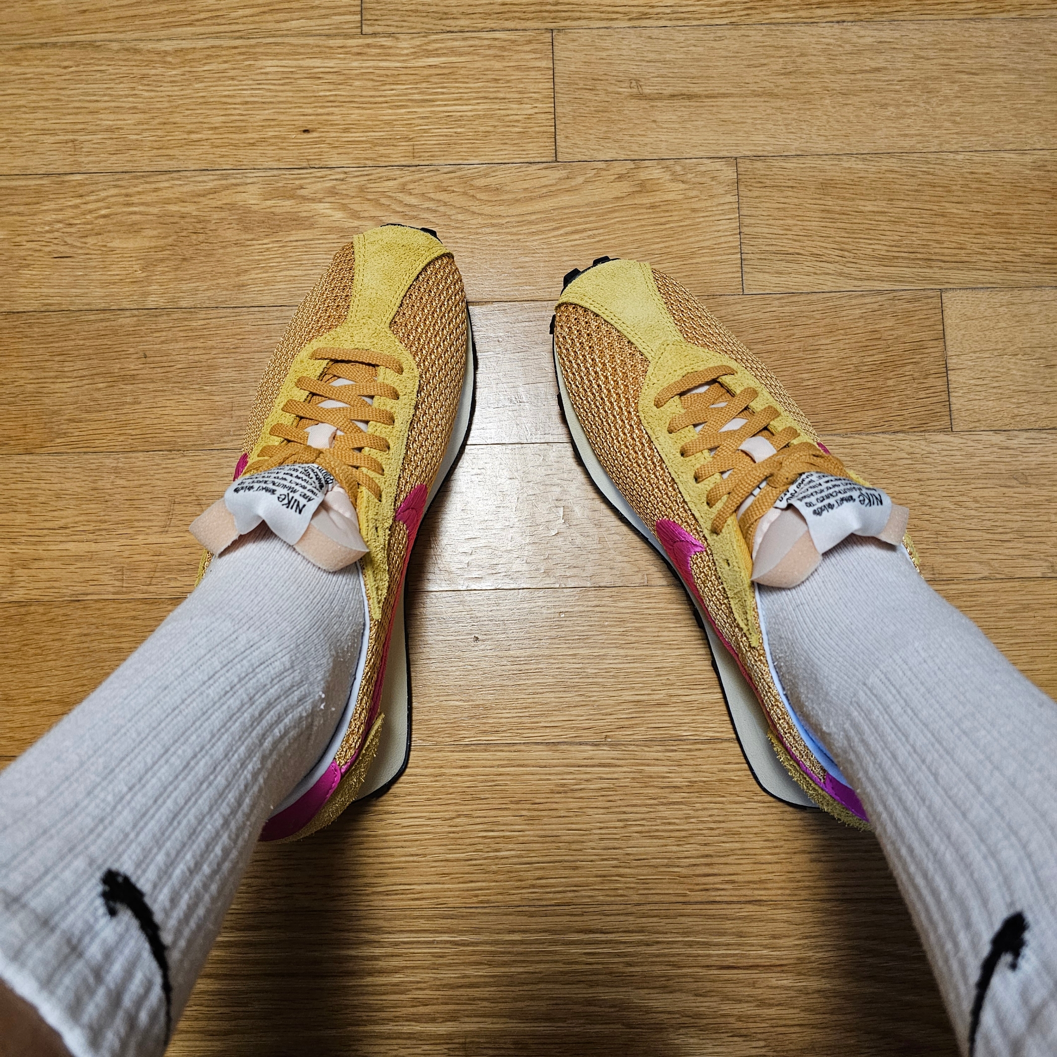 Nike x Stussy LD-1000 SP Sanded Gold and Laser Fuchsia 착용 스타일 - 1