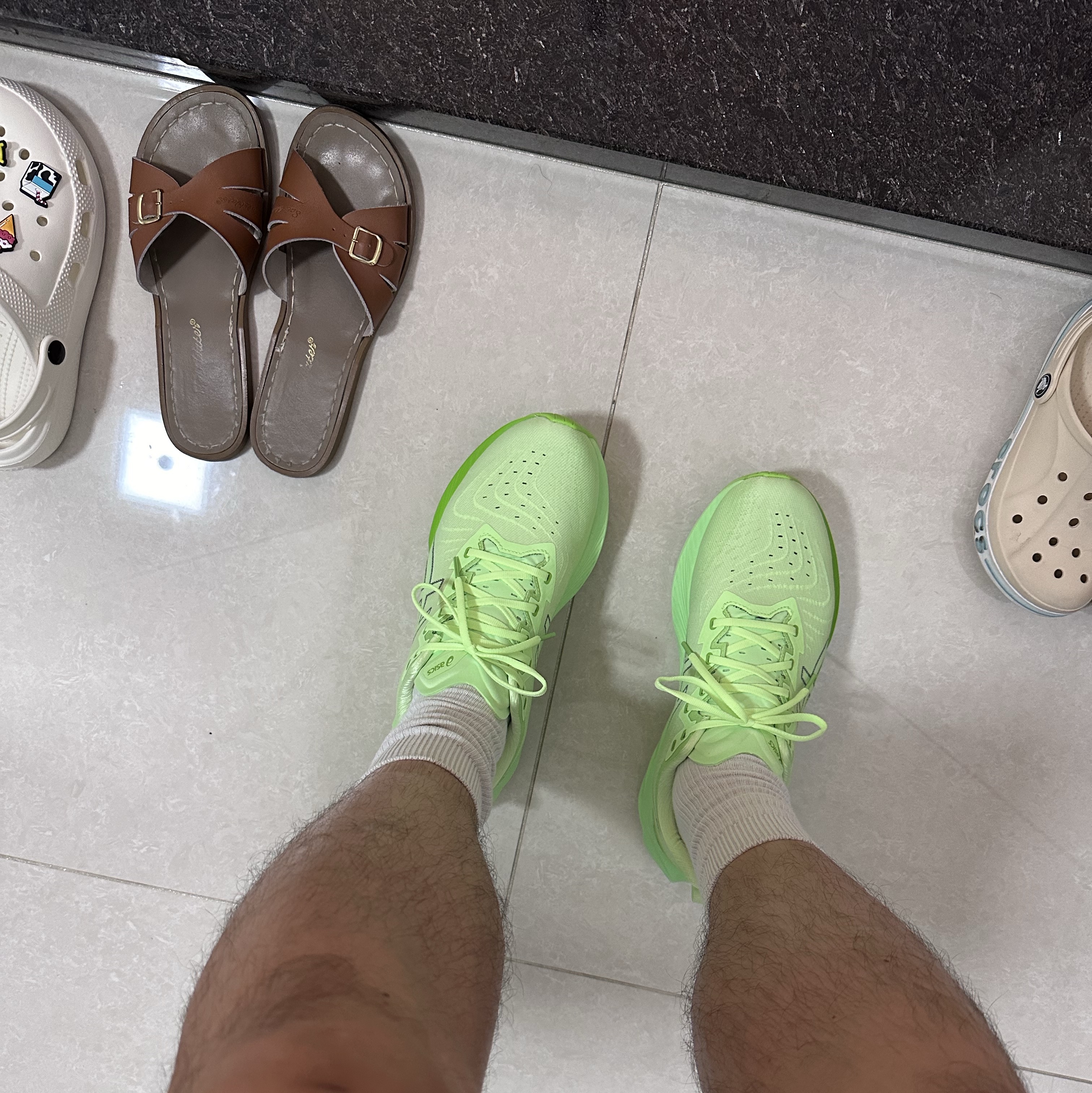 Asics Novablast 4 Illuminate Green Lime Burst - 2E Wide 착용 스타일 - 1