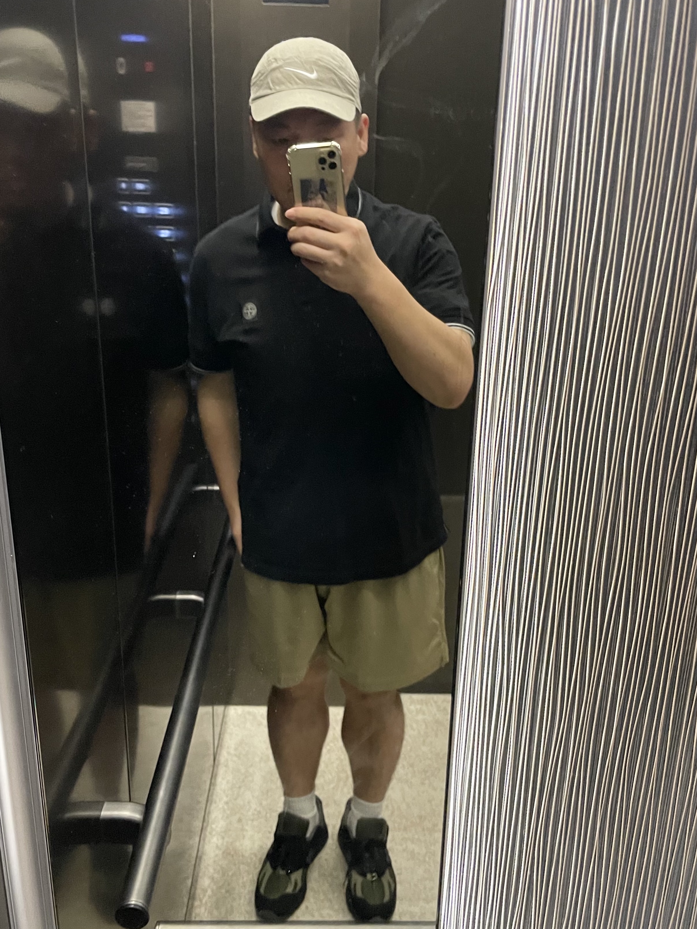 Nike x Stussy Fly Cap Chino, Stone Island 2SC18 Stretch Cotton Pique Short Sleeve Polo Shirt Black - 24SS 착용 스타일