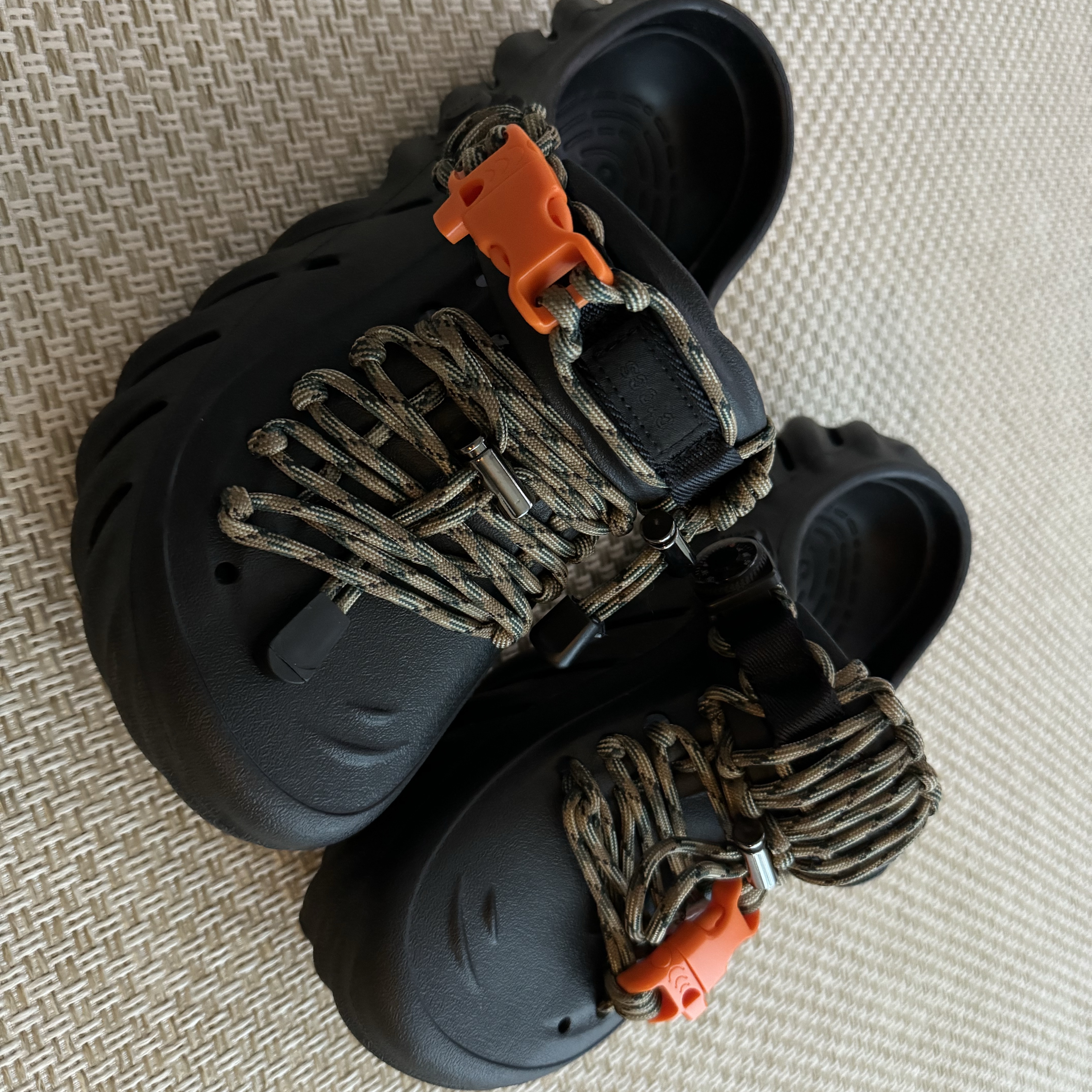 Crocs Echo Clog Black 착용 스타일 - 3