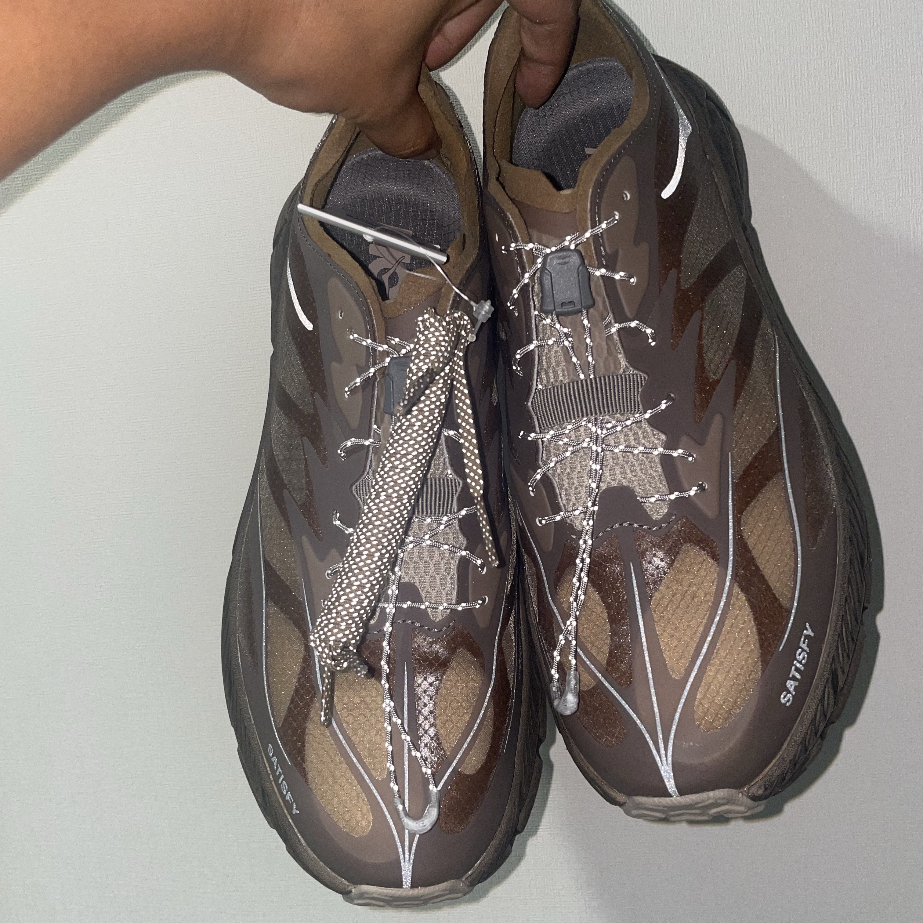 Hoka x Satisfy Mafate Speed 4 Lite Rubber, Hoka x Satisfy Mafate Speed 4 Lite Sulfur 착용 스타일 - 3