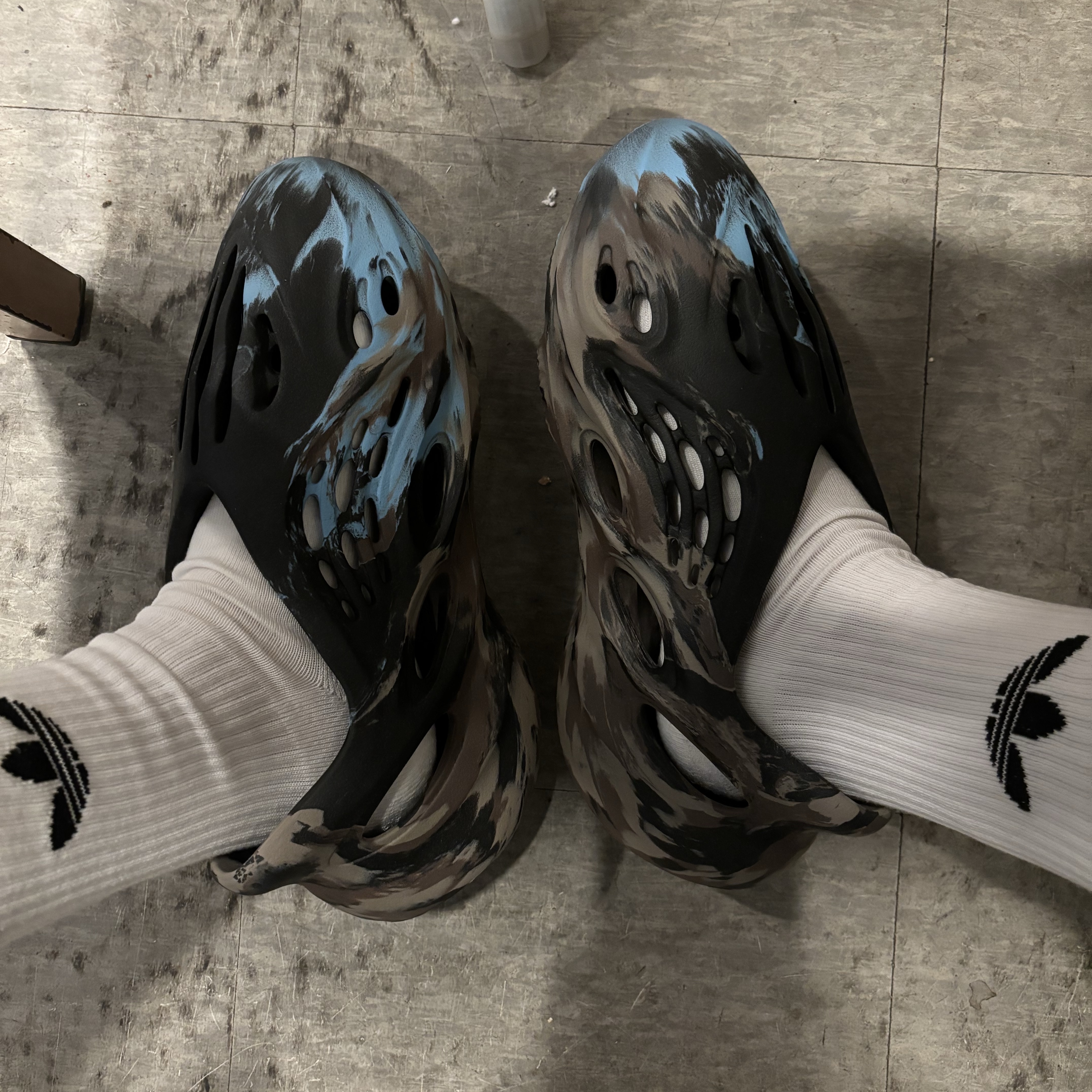 Adidas Yeezy Foam RNNR MX Cinder 착용 스타일