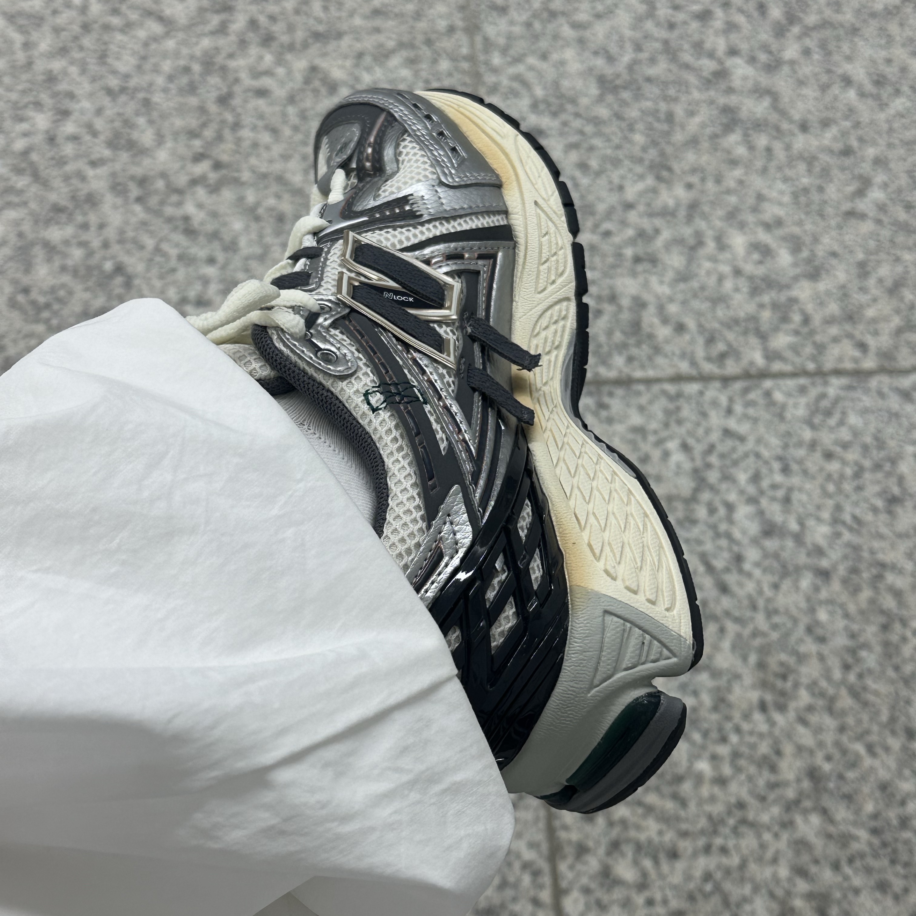 New Balance 1906A Silver Metallic Castlerock 착용 스타일 - 1