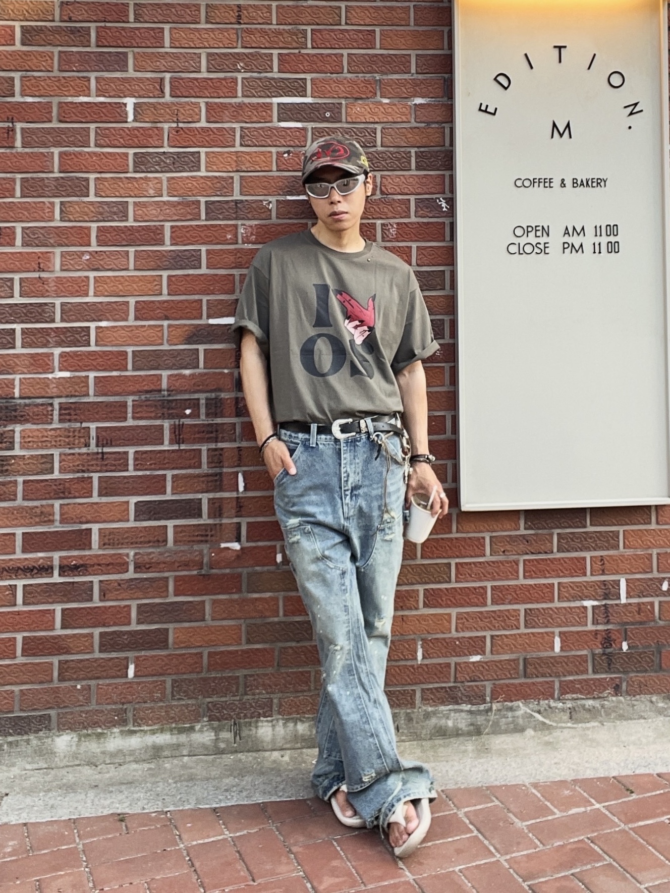 Our Legacy Ladon Leather Keychain Olive, Taw&Toe Flip Flop Zerovity Bio Cream 착용 스타일 - 1
