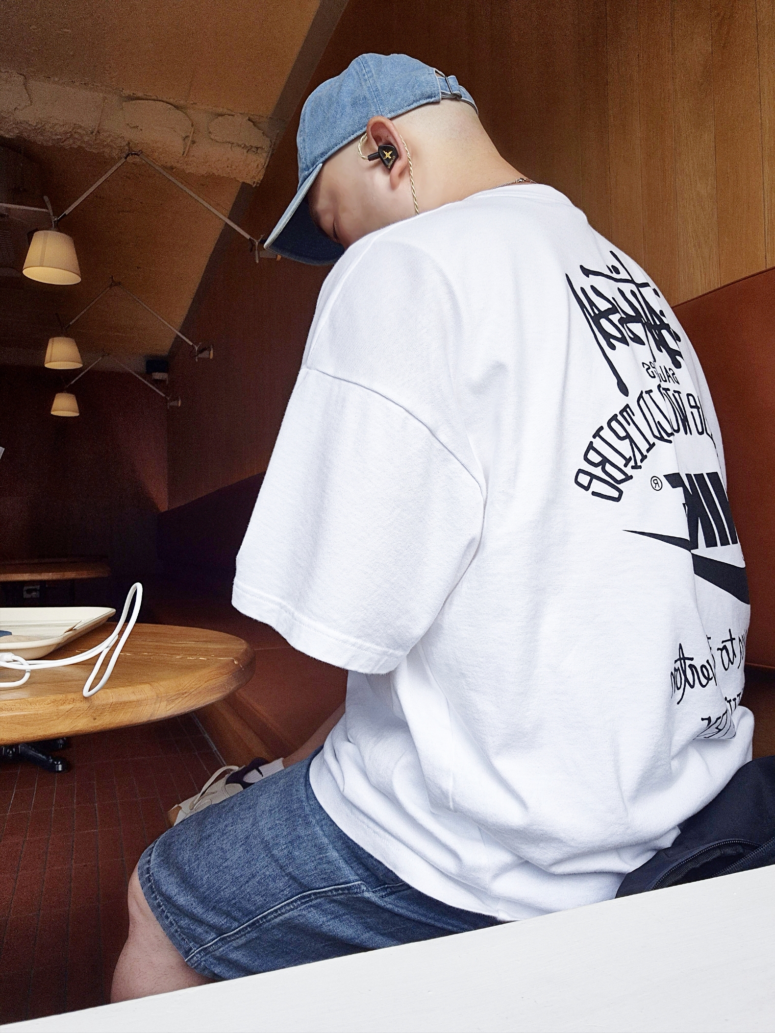 Nike x Stussy T-Shirt White (DV1774-100), Jordan x Travis Scott Jumpman Jack TR Sail and Dark Mocha 착용 스타일 - 2
