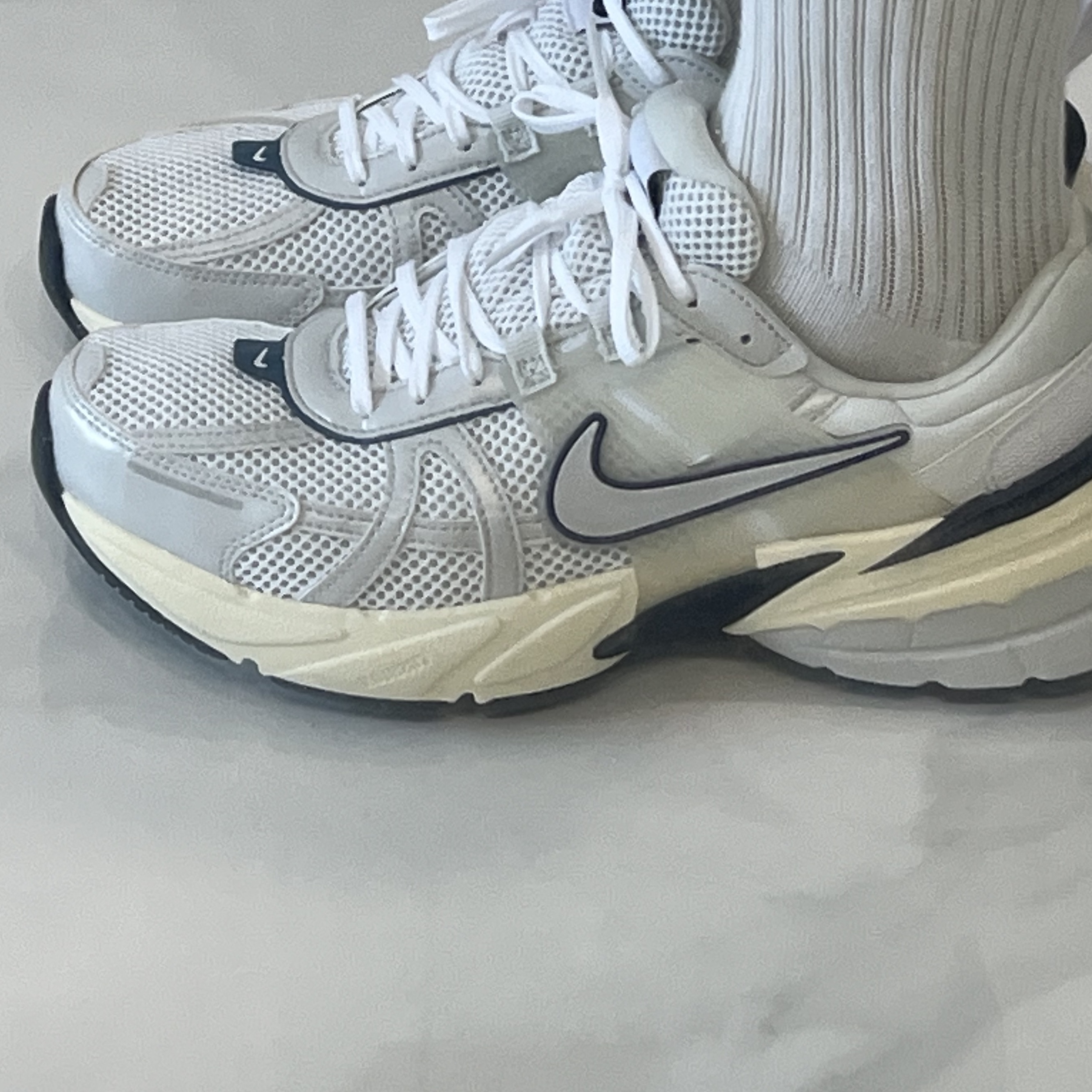Nike V2K Run White Photon Dust 착용 스타일