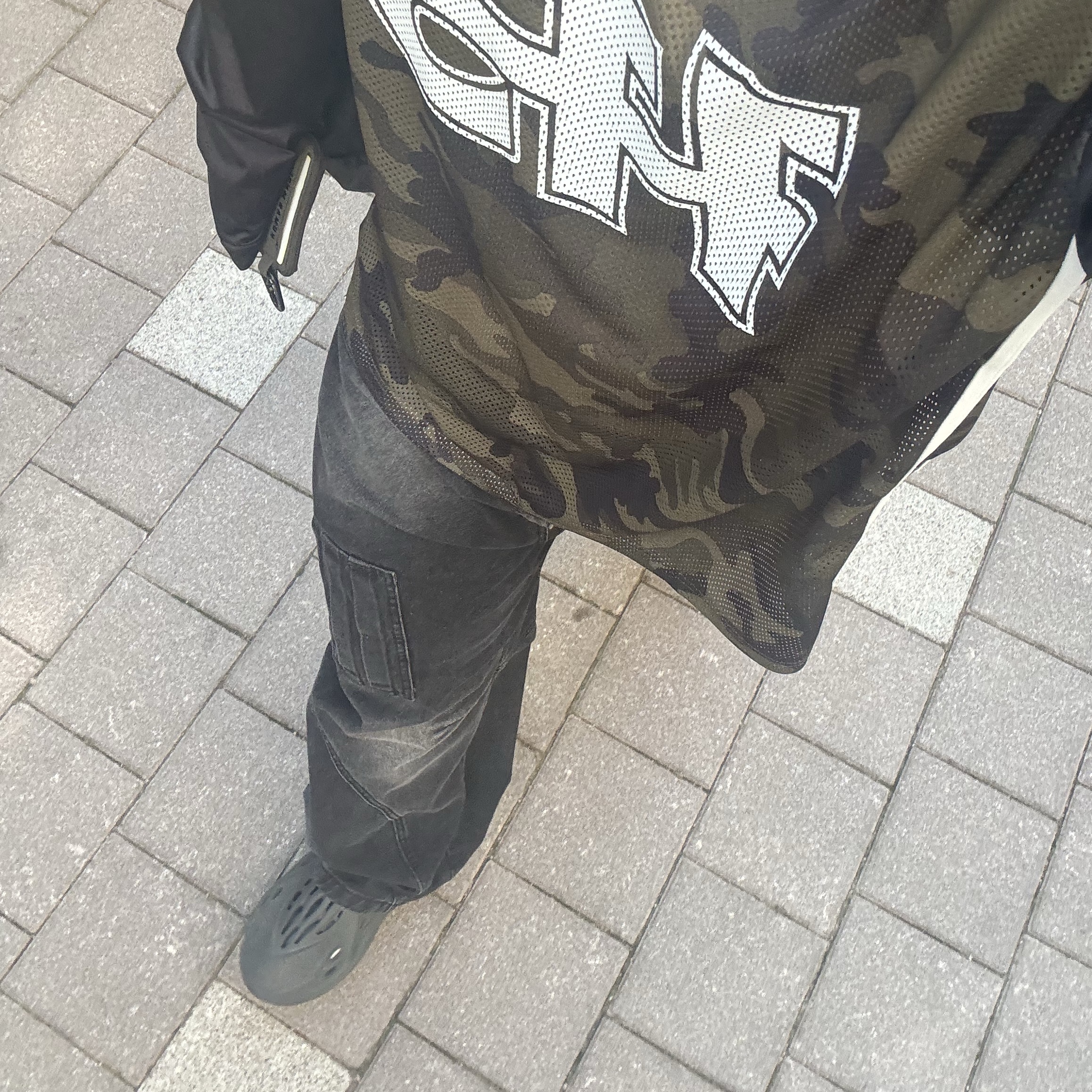 Adidas Yeezy Foam RNNR Carbon, Human Made Military Card Case Olive Drab 착용 스타일