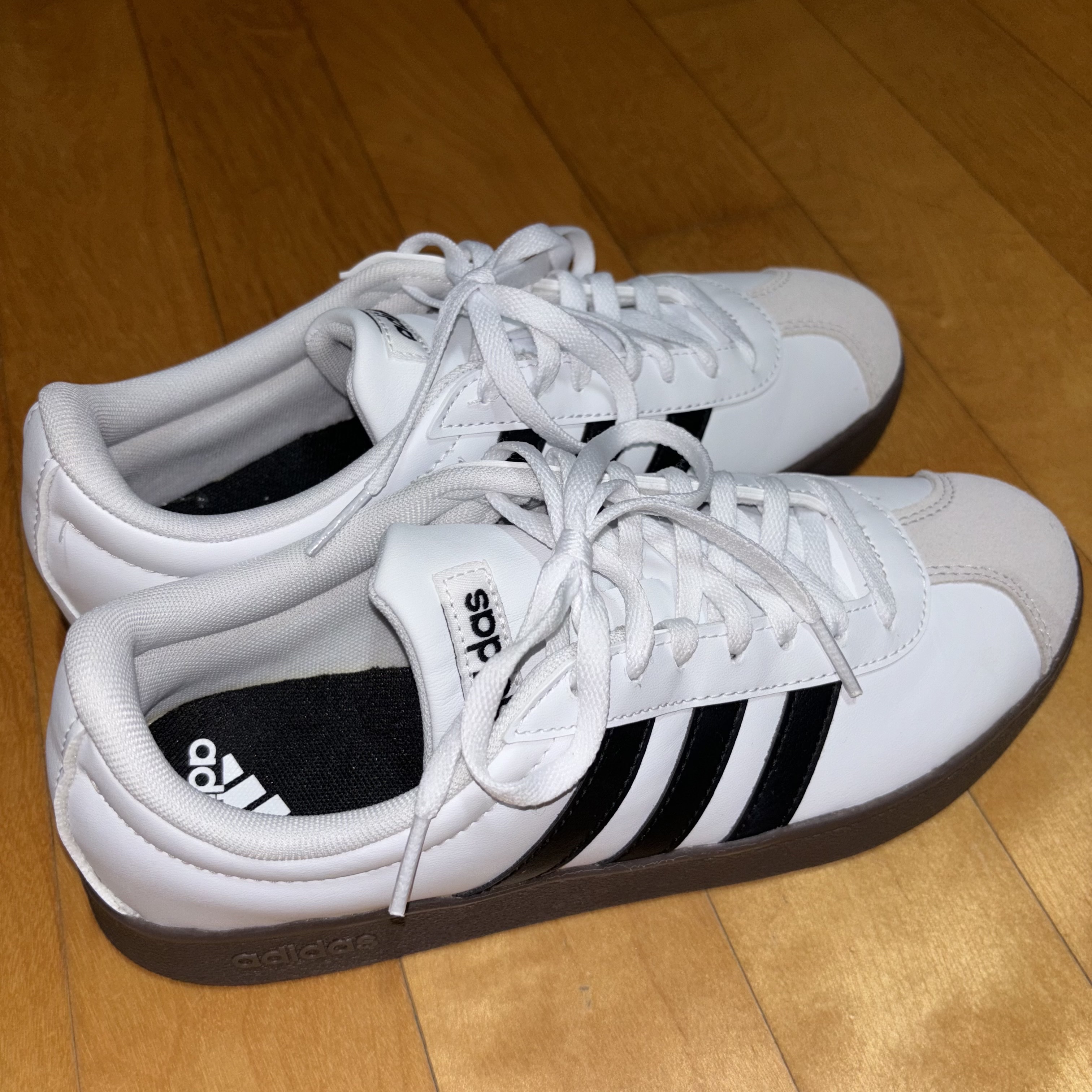 Adidas VL Court Base Cloud White Core Black 착용 스타일