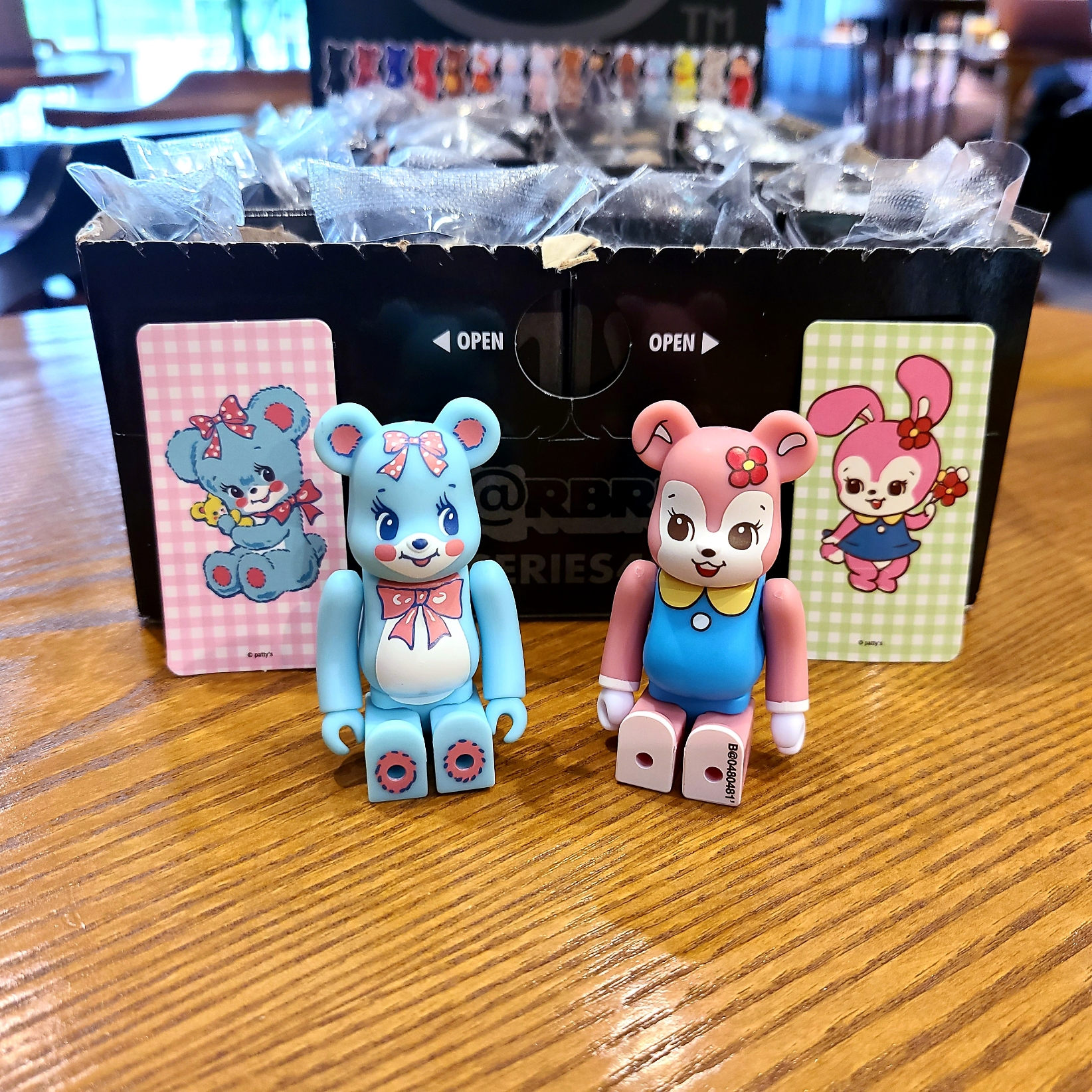 Chanel Codes Couleur Limited Edition Miroir Double Facettes 135 Immortelle, Bearbrick x Space Jam Rabbrick Bugs Bunny 100% & 400% Set 착용 스타일 - 2