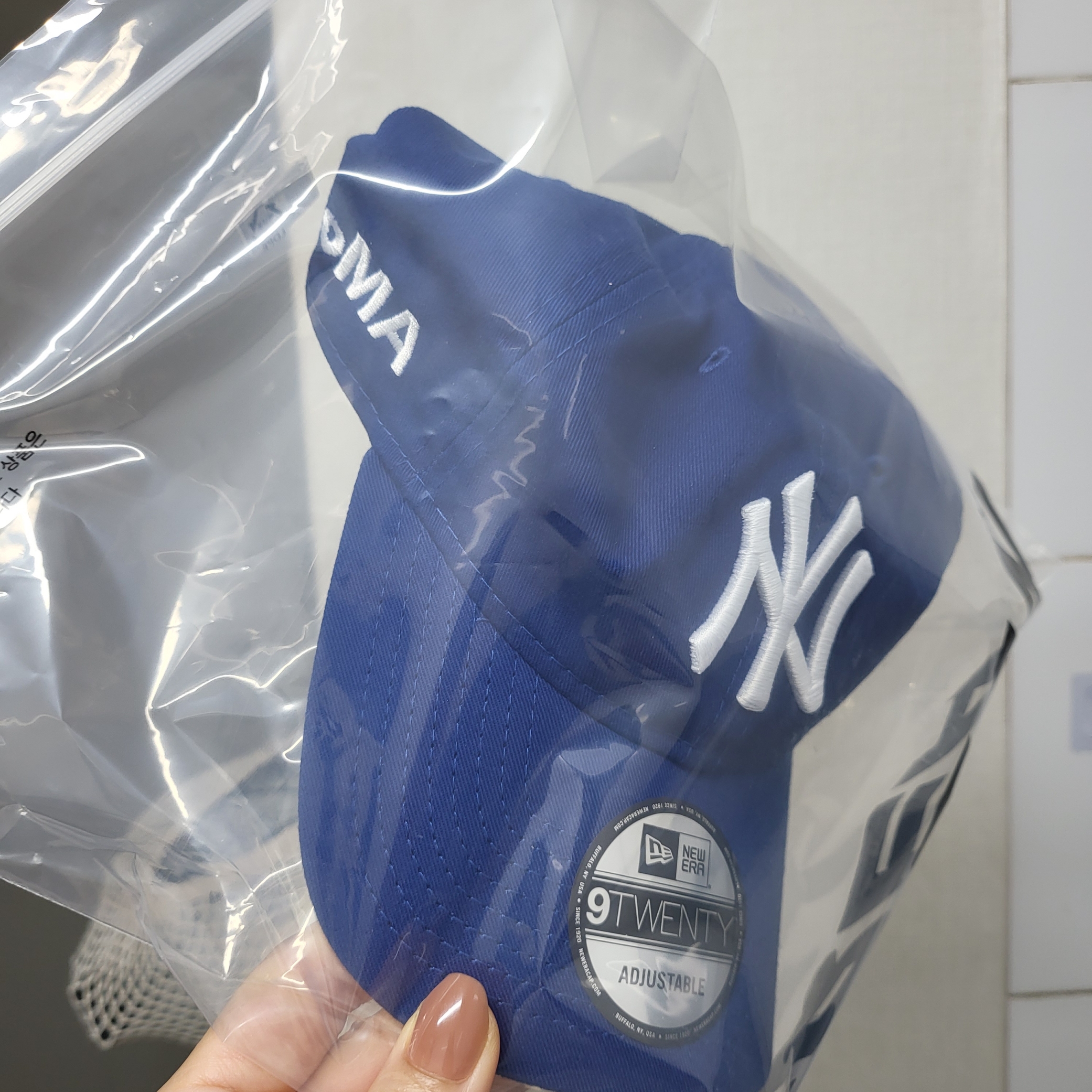 New Era x MoMA New York Yankees Cap Bright Royal 착용 스타일 - 1