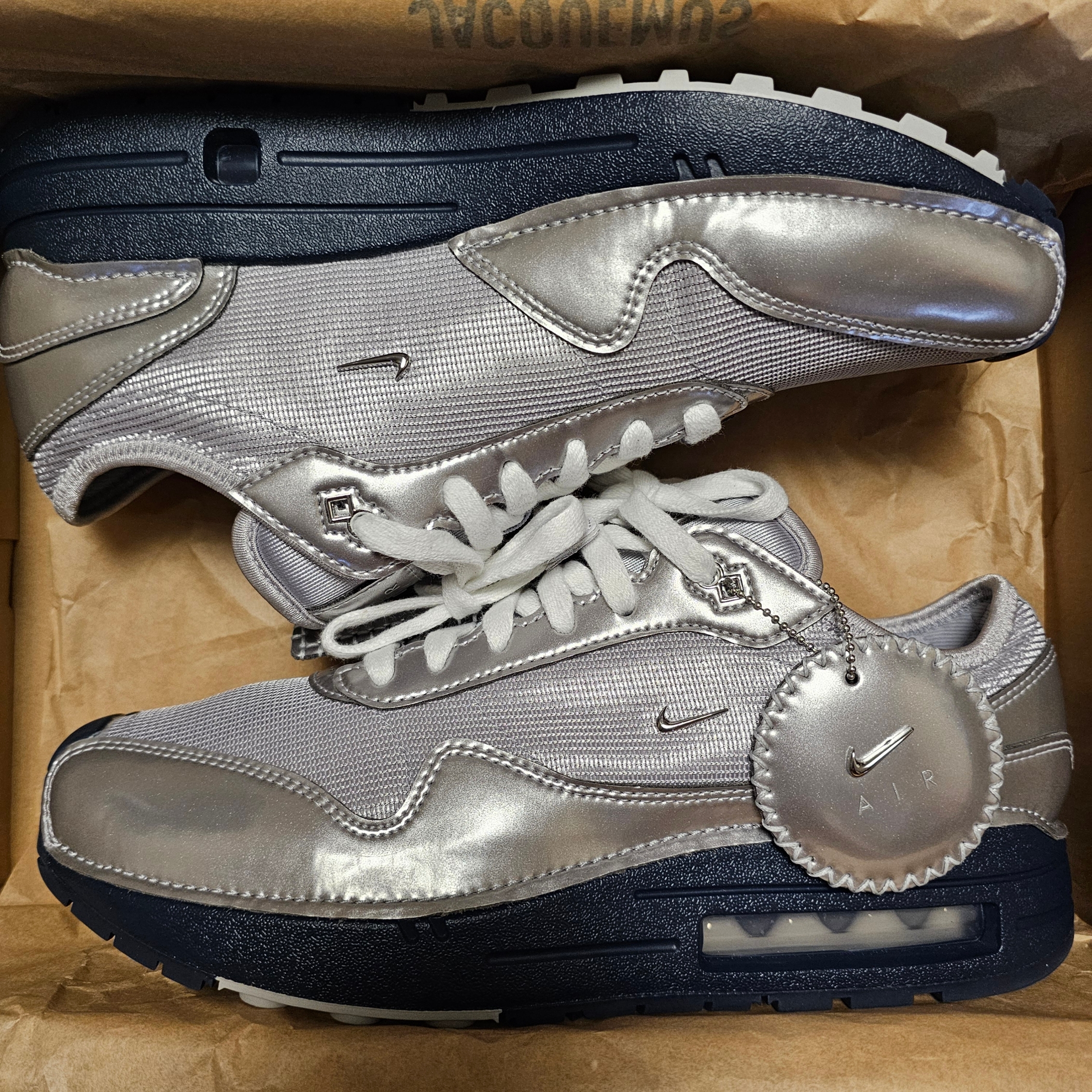 Nike x Jacquemus Air Max 1 '86 Metallic Silver Midnight Navy, Nike x Jacquemus Air Max 1 '86 Sail and Summit White 착용 스타일 - 1