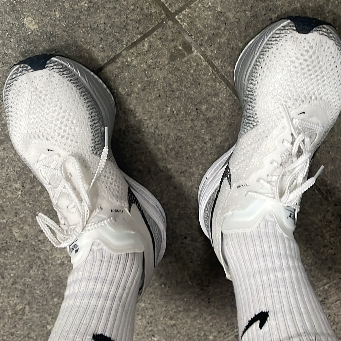 Nike ZoomX Vaporfly Next% 3 White Grey 착용 스타일