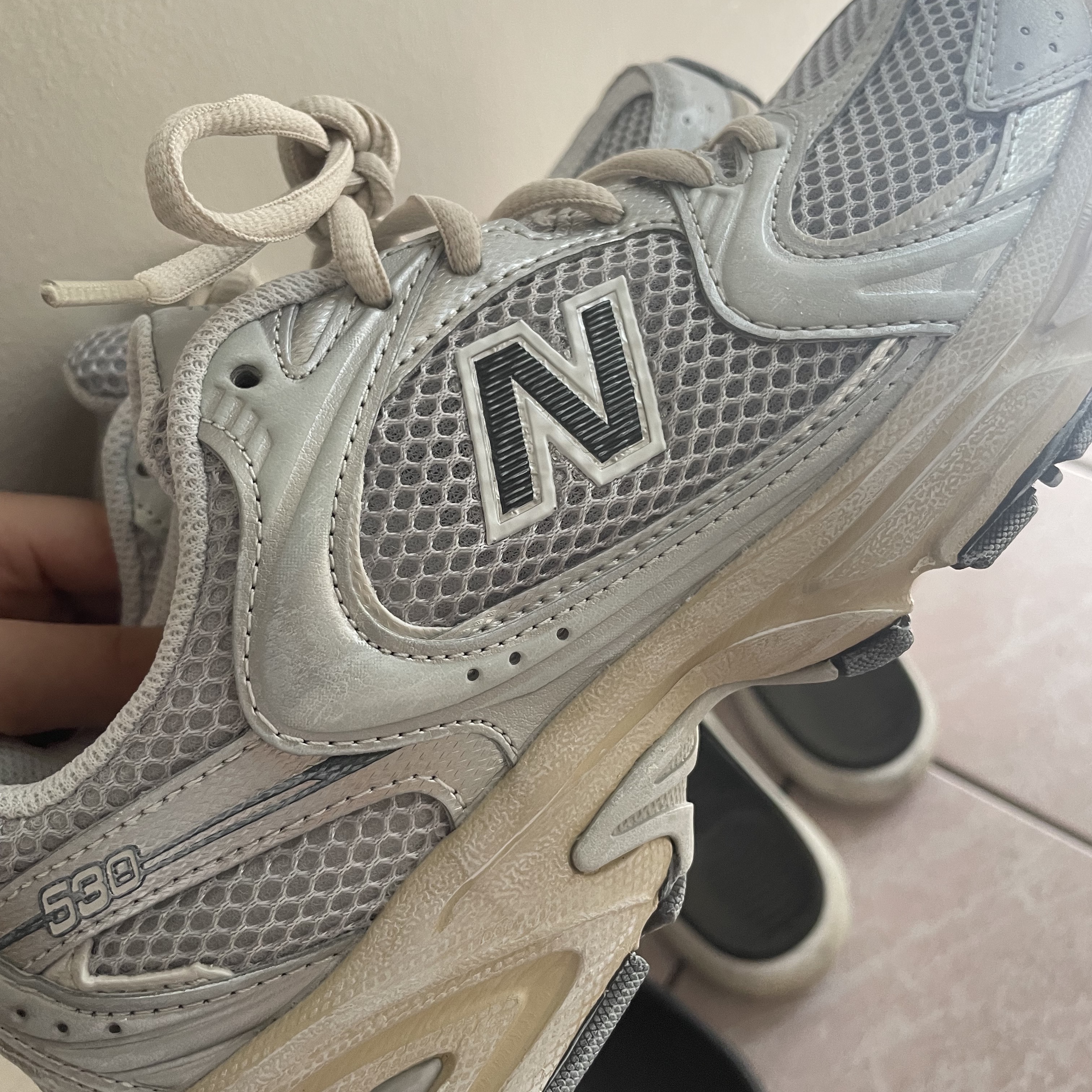 New Balance 530 Vintage Metallic Silver 착용 스타일