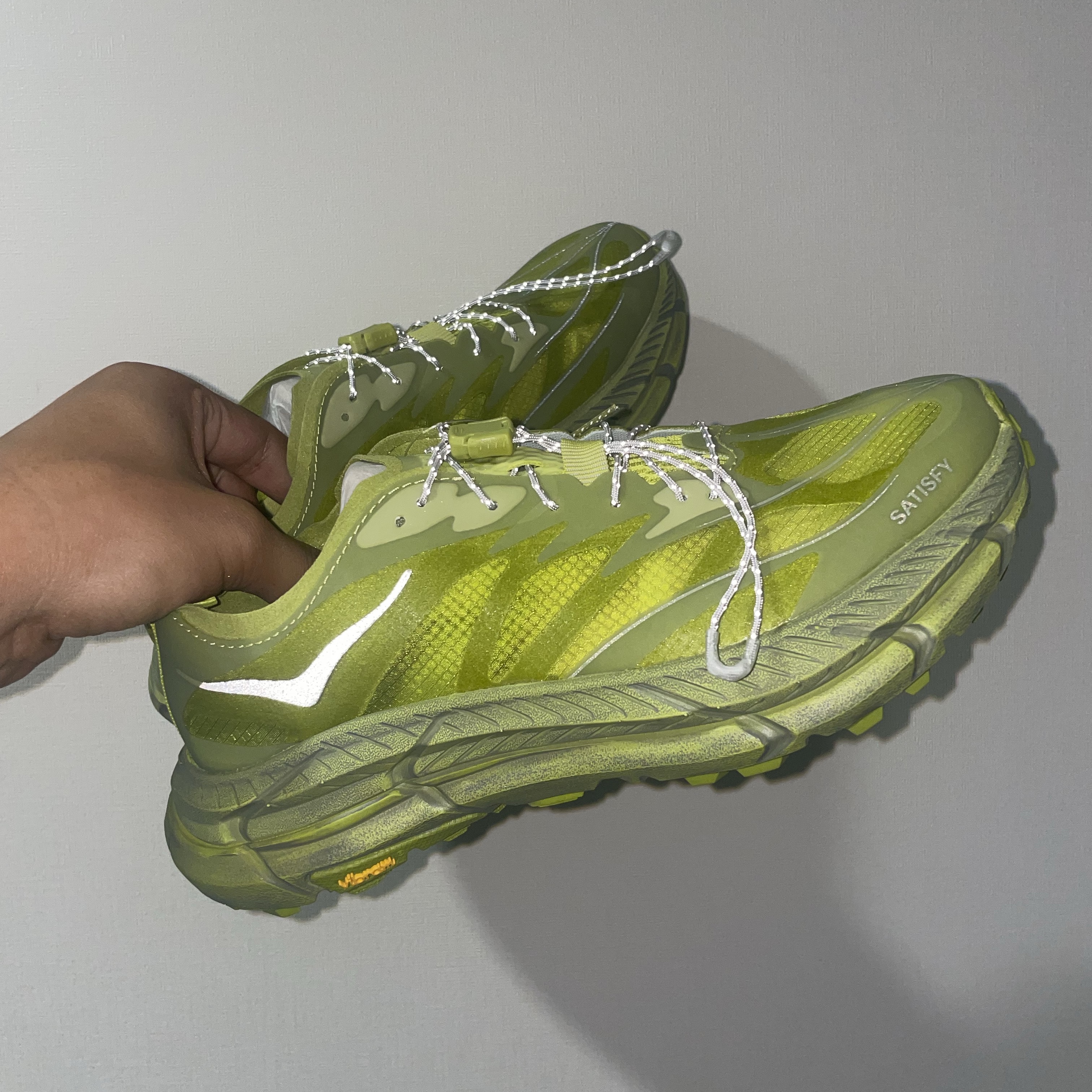 Hoka x Satisfy Mafate Speed 4 Lite Rubber, Hoka x Satisfy Mafate Speed 4 Lite Sulfur 착용 스타일 - 6