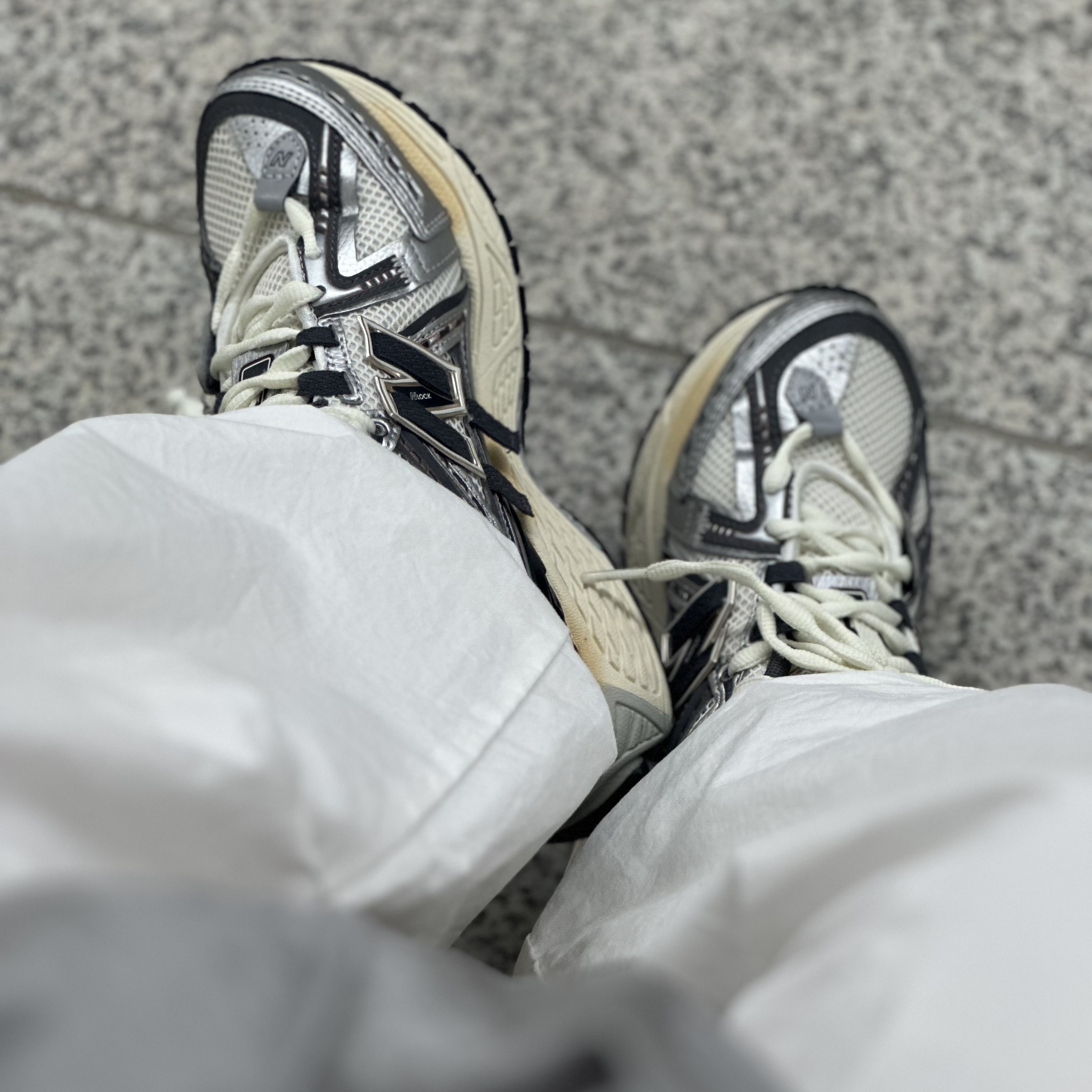 New Balance 1906A Silver Metallic Castlerock 착용 스타일 - 2