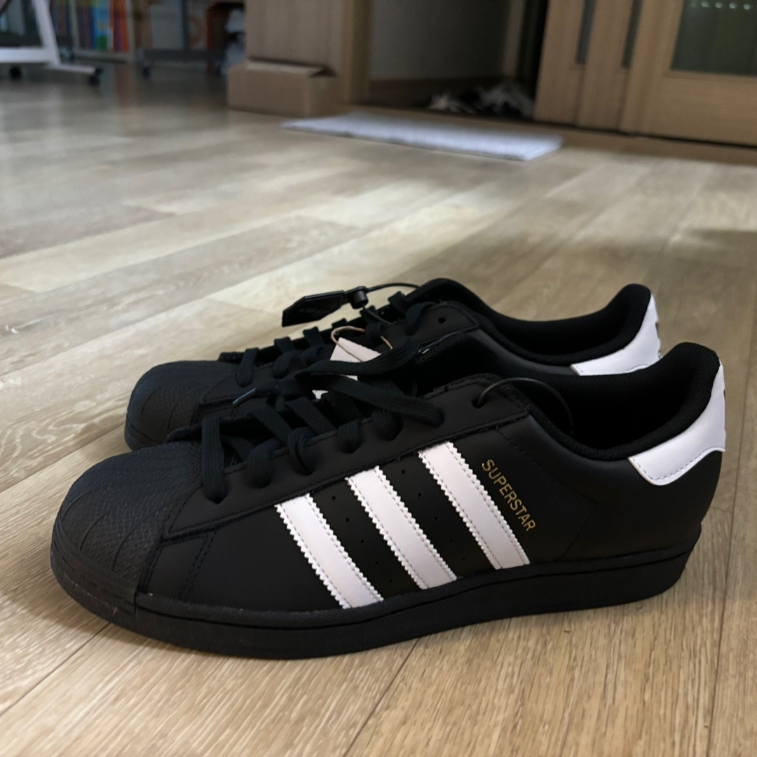 Adidas Superstar Core Black White 착용 스타일 - 1
