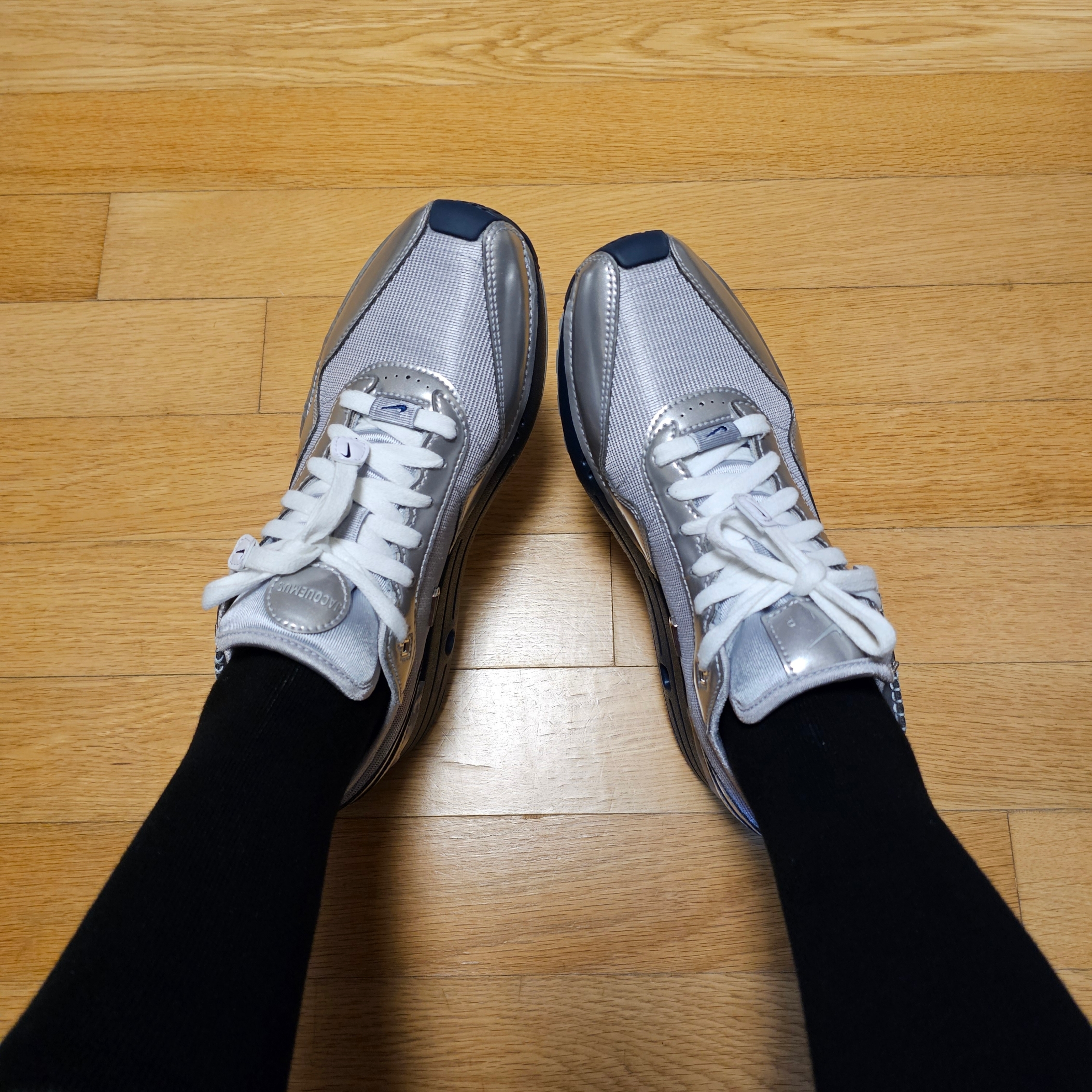 Nike x Jacquemus Air Max 1 '86 Metallic Silver Midnight Navy, Nike x Jacquemus Air Max 1 '86 Sail and Summit White 착용 스타일 - 2