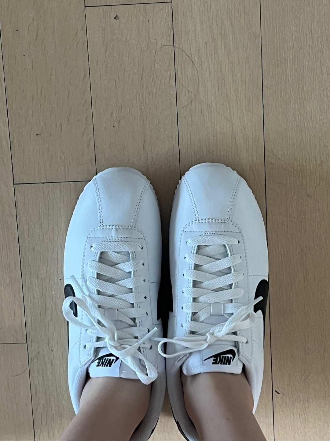 (W) Nike Cortez Leather White Black 착용 스타일